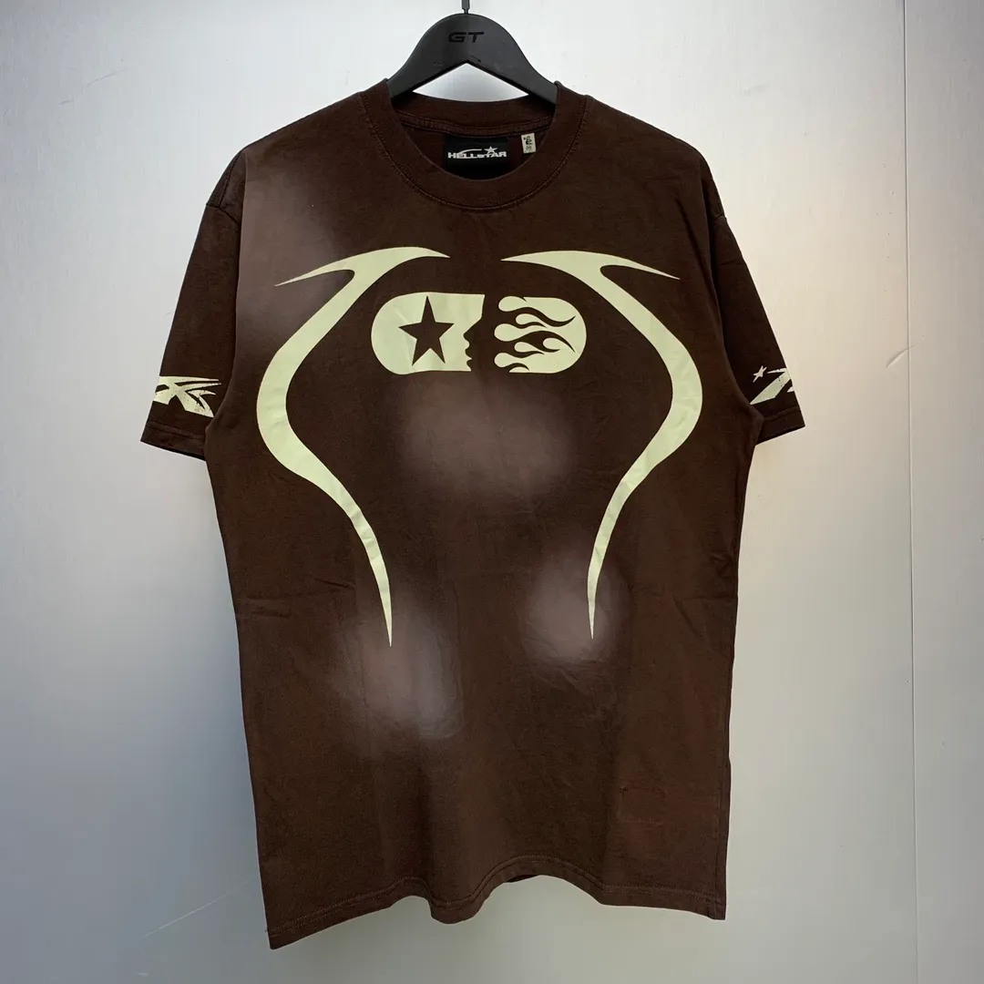 P126 Newly added brown Hellstar WARM UP T-SHIRT high-quality sprayed horse short-sleeved T-shirt. The new hot beauty trend Hellstar!  Standard beauty and trendy workmanship, original customization (fabric, pattern, printing, hang tag, main mark, etc.), exaggerated style, explosive style, dare to break through tradition, bring adventurous new fashion experience!   YoungBoy, the most popular rapper in the youth circle, has shot a lot of models for him, and celebrities such as Dababy and Swae Lee frequently get dressed!  Color: WHITE, RED, GREEN, Darkest Navy, BLACK, Brown Size: S, M, L, XL