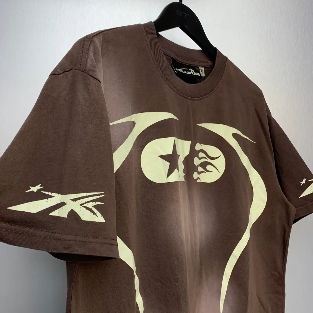 P126 Newly added brown Hellstar WARM UP T-SHIRT high-quality sprayed horse short-sleeved T-shirt. The new hot beauty trend Hellstar!  Standard beauty and trendy workmanship, original customization (fabric, pattern, printing, hang tag, main mark, etc.), exaggerated style, explosive style, dare to break through tradition, bring adventurous new fashion experience!   YoungBoy, the most popular rapper in the youth circle, has shot a lot of models for him, and celebrities such as Dababy and Swae Lee frequently get dressed!  Color: WHITE, RED, GREEN, Darkest Navy, BLACK, Brown Size: S, M, L, XL