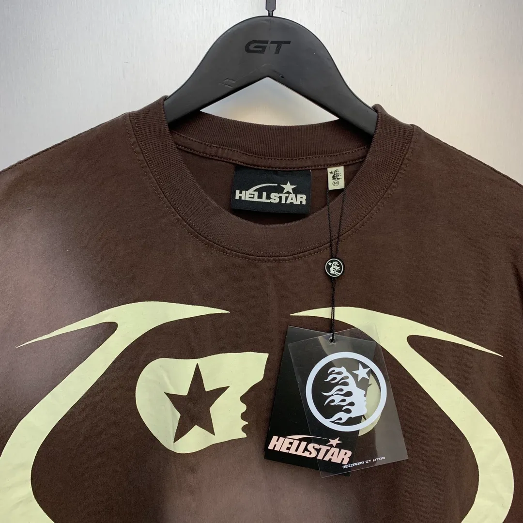 P126 Newly added brown Hellstar WARM UP T-SHIRT high-quality sprayed horse short-sleeved T-shirt. The new hot beauty trend Hellstar!  Standard beauty and trendy workmanship, original customization (fabric, pattern, printing, hang tag, main mark, etc.), exaggerated style, explosive style, dare to break through tradition, bring adventurous new fashion experience!   YoungBoy, the most popular rapper in the youth circle, has shot a lot of models for him, and celebrities such as Dababy and Swae Lee frequently get dressed!  Color: WHITE, RED, GREEN, Darkest Navy, BLACK, Brown Size: S, M, L, XL