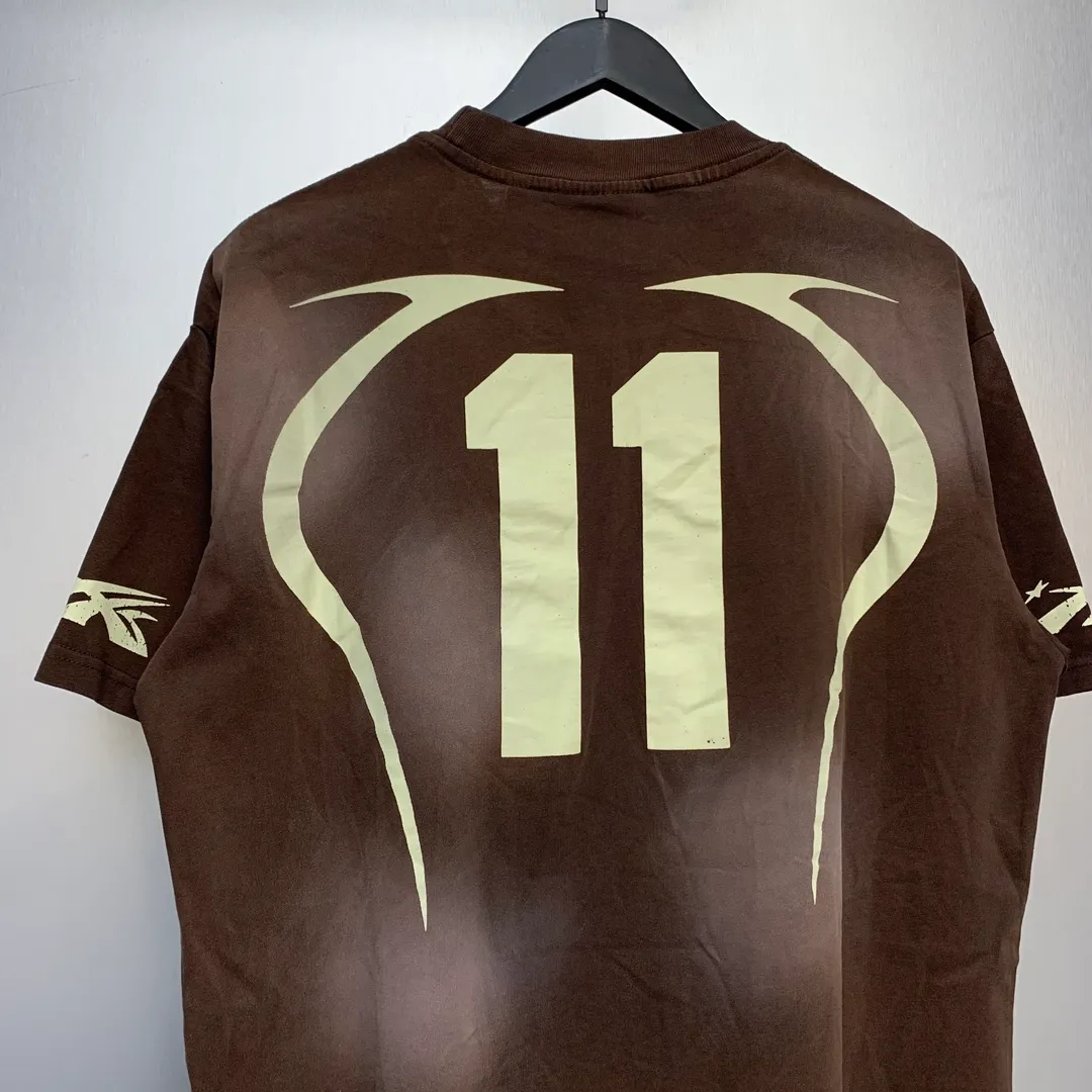 P126 Newly added brown Hellstar WARM UP T-SHIRT high-quality sprayed horse short-sleeved T-shirt. The new hot beauty trend Hellstar!  Standard beauty and trendy workmanship, original customization (fabric, pattern, printing, hang tag, main mark, etc.), exaggerated style, explosive style, dare to break through tradition, bring adventurous new fashion experience!   YoungBoy, the most popular rapper in the youth circle, has shot a lot of models for him, and celebrities such as Dababy and Swae Lee frequently get dressed!  Color: WHITE, RED, GREEN, Darkest Navy, BLACK, Brown Size: S, M, L, XL