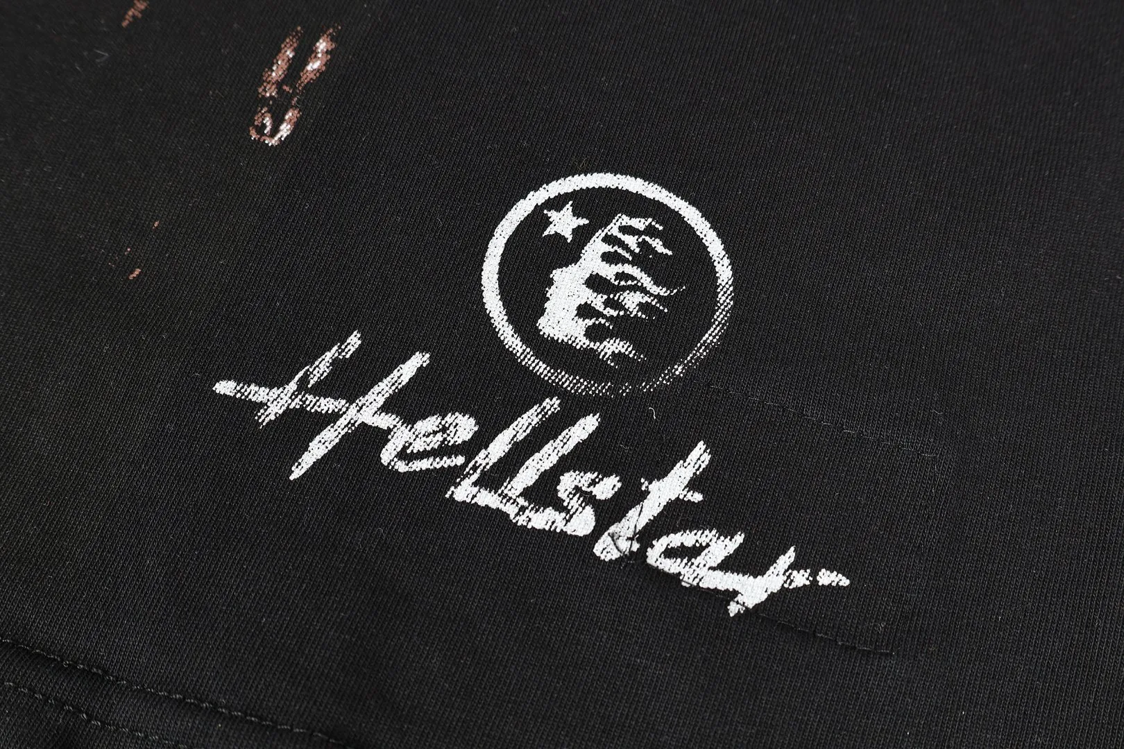 P134 Hellstar/Hellstar (actual shot) Craftsmanship: Washed and sprayed + holes + the whole piece is washed and hand-worn Cross-border European and American style street brand pure cotton T-shirt Fabric (fabric): 32 pieces of 250g washed and combed double yarn pure cotton Size (size): S-M- L- X L Color (colour): Washed black 👉