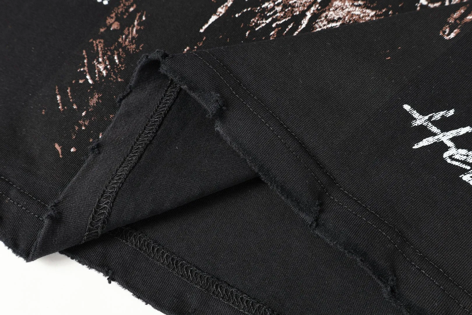 P134 Hellstar/Hellstar (actual shot) Craftsmanship: Washed and sprayed + holes + the whole piece is washed and hand-worn Cross-border European and American style street brand pure cotton T-shirt Fabric (fabric): 32 pieces of 250g washed and combed double yarn pure cotton Size (size): S-M- L- X L Color (colour): Washed black 👉