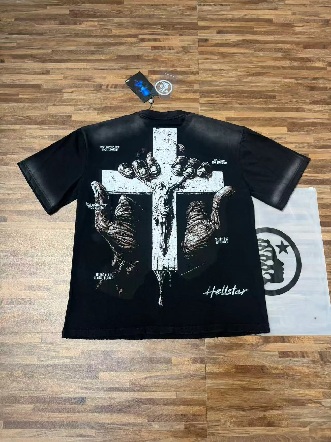 P134 Hellstar/Hellstar (actual shot) Craftsmanship: Washed and sprayed + holes + the whole piece is washed and hand-worn Cross-border European and American style street brand pure cotton T-shirt Fabric (fabric): 32 pieces of 250g washed and combed double yarn pure cotton Size (size): S-M- L- X L Color (colour): Washed black 👉