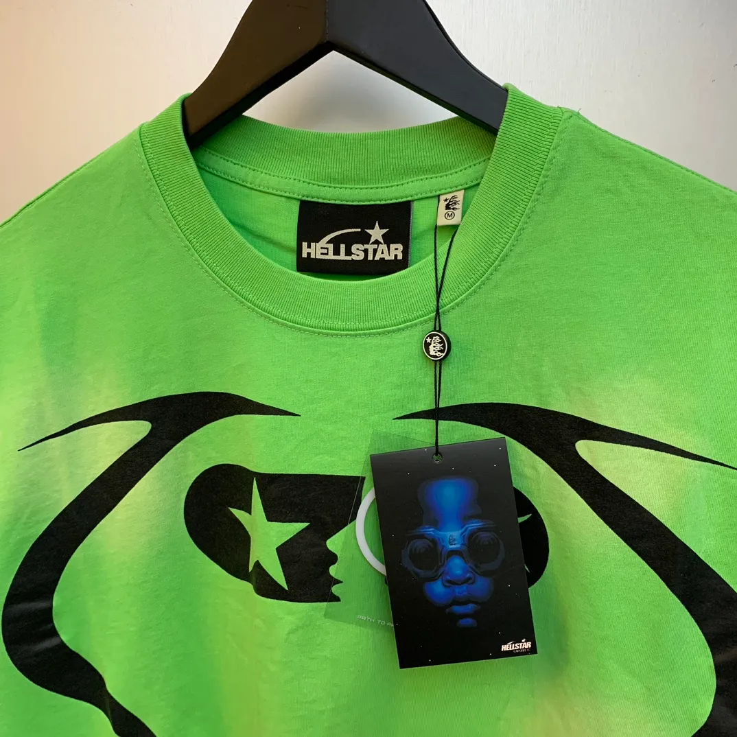 P126 Hellstar WARM UP T-SHIRT High-quality sprayed horse short-sleeved T-shirt The new hot beauty trend Hellstar!  Standard beauty and trendy workmanship, original customization (fabric, pattern, printing, hang tag, main mark, etc.), exaggerated style, explosive style, dare to break through tradition, bring adventurous new fashion experience!   YoungBoy, the most popular rapper in the youth circle, has shot a lot of models for him, and celebrities such as Dababy and Swae Lee frequently get dressed!   color: WHITE, RED, GREEN, Darkest Navy, BLACK size: S, M, L, XL