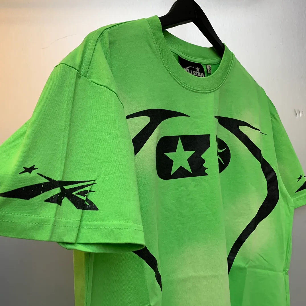 P126 Hellstar WARM UP T-SHIRT High-quality sprayed horse short-sleeved T-shirt The new hot beauty trend Hellstar!  Standard beauty and trendy workmanship, original customization (fabric, pattern, printing, hang tag, main mark, etc.), exaggerated style, explosive style, dare to break through tradition, bring adventurous new fashion experience!   YoungBoy, the most popular rapper in the youth circle, has shot a lot of models for him, and celebrities such as Dababy and Swae Lee frequently get dressed!   color: WHITE, RED, GREEN, Darkest Navy, BLACK size: S, M, L, XL