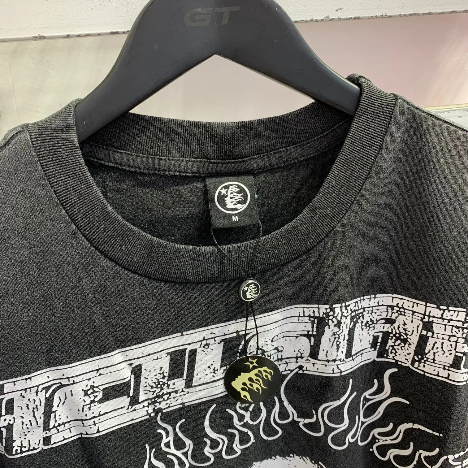P126 Hellstar Studios Rage Short Sleeve Tee Shirt Hellstar washed and distressed short-sleeved T-shirt The new hot beauty trend Hellstar!  Standard beauty and trendy workmanship, original customization (fabric, pattern, printing, hang tag, main mark, etc.), exaggerated style, explosive style, dare to break through tradition, bring adventurous new fashion experience!  YoungBoy, the most popular rapper in the youth circle, has shot a lot of models for him, and celebrities such as Dababy and Swae Lee frequently get dressed!  color: Vintage Black (washed black) size: S,M,L,XL