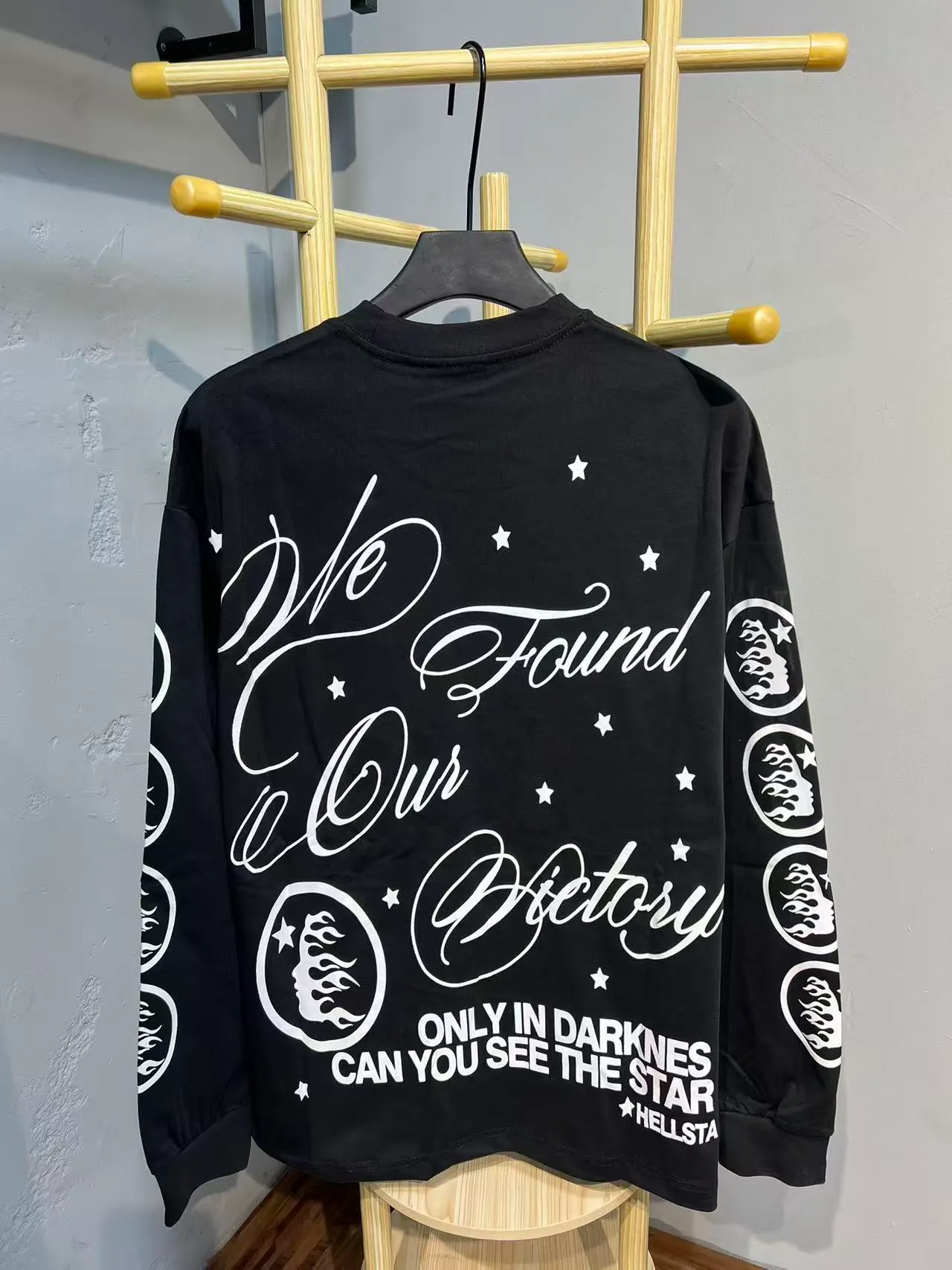 P140 Real-stock Hellstar Cross-border European and American style/street fashion brand pure cotton long-sleeved T-shirt Fabric (fabric): High-density 26-count 270-gram heavy combed double yarn pure cotton Size (size): S-M- L- X L Color (colour): Active black/ivory white 👉