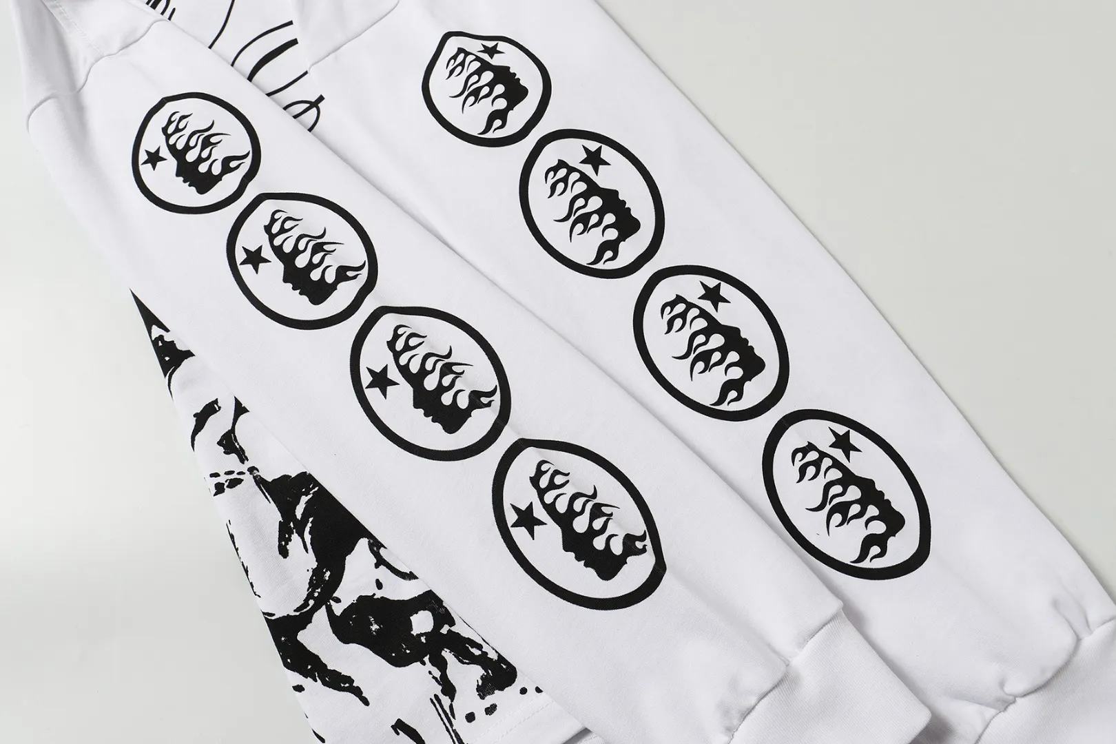 P140 Real-stock Hellstar Cross-border European and American style/street fashion brand pure cotton long-sleeved T-shirt Fabric (fabric): High-density 26-count 270-gram heavy combed double yarn pure cotton Size (size): S-M- L- X L Color (colour): Active black/ivory white 👉