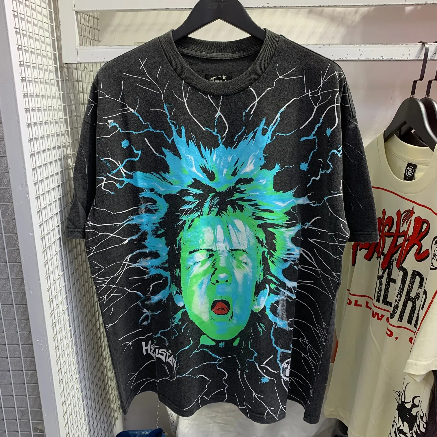 P146 Hellstar Studios Electric Kid Short Sleeve Tee Shirt Washed Black Short Sleeve T-shirt The new hot beauty trend Hellstar!  Standard beauty and trendy workmanship, original customization (fabric, pattern, printing, hang tag, main mark, etc.), exaggerated style, explosive style, dare to break through tradition, bring adventurous new fashion experience!  YoungBoy, the most popular rapper in the youth circle, has shot a lot of models for him, and celebrities such as Dababy and Swae Lee frequently get dressed!  color: Vintage Black (washed black) size: S, M, L, XL