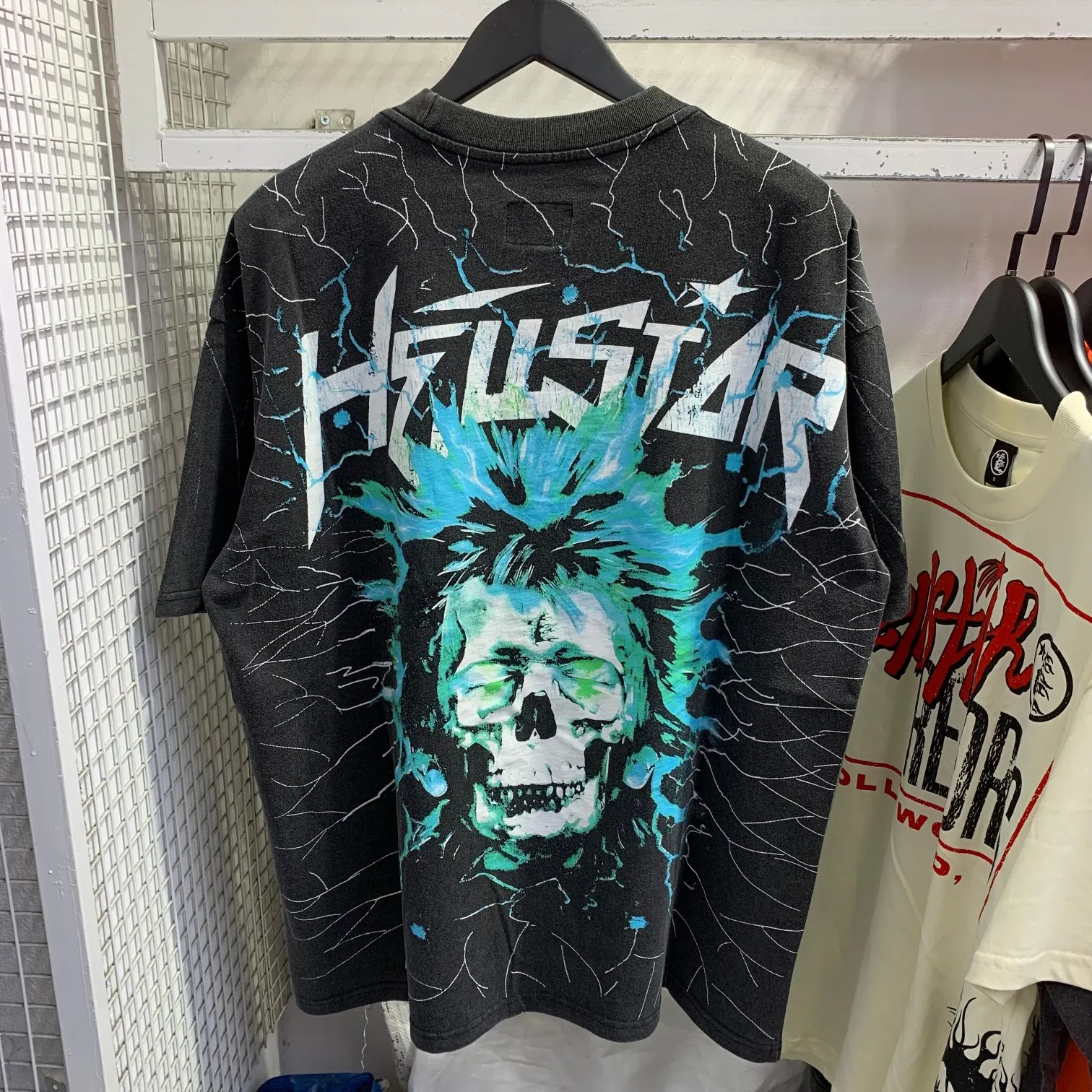 P146 Hellstar Studios Electric Kid Short Sleeve Tee Shirt Washed Black Short Sleeve T-shirt The new hot beauty trend Hellstar!  Standard beauty and trendy workmanship, original customization (fabric, pattern, printing, hang tag, main mark, etc.), exaggerated style, explosive style, dare to break through tradition, bring adventurous new fashion experience!  YoungBoy, the most popular rapper in the youth circle, has shot a lot of models for him, and celebrities such as Dababy and Swae Lee frequently get dressed!  color: Vintage Black (washed black) size: S, M, L, XL