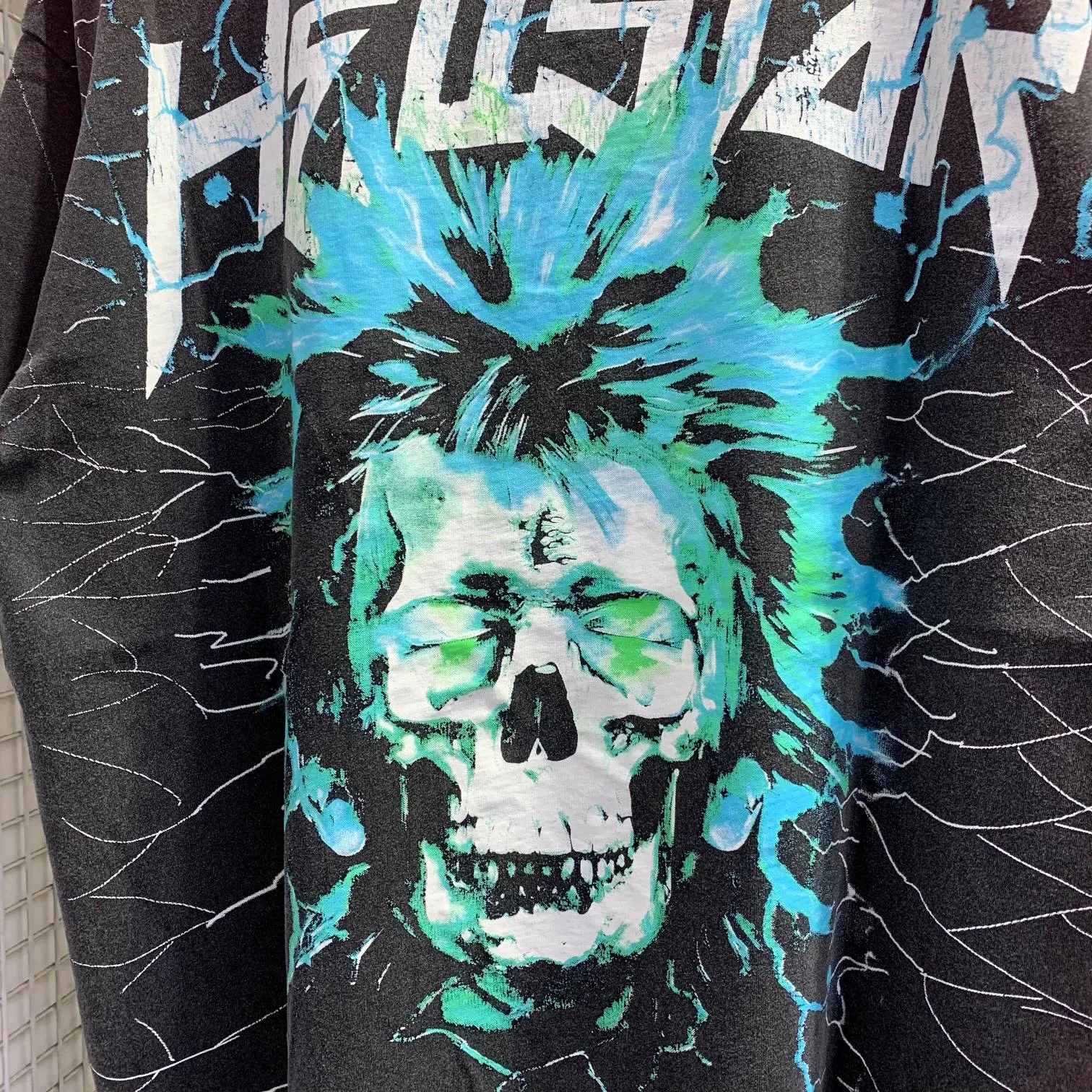 P146 Hellstar Studios Electric Kid Short Sleeve Tee Shirt Washed Black Short Sleeve T-shirt The new hot beauty trend Hellstar!  Standard beauty and trendy workmanship, original customization (fabric, pattern, printing, hang tag, main mark, etc.), exaggerated style, explosive style, dare to break through tradition, bring adventurous new fashion experience!  YoungBoy, the most popular rapper in the youth circle, has shot a lot of models for him, and celebrities such as Dababy and Swae Lee frequently get dressed!  color: Vintage Black (washed black) size: S, M, L, XL
