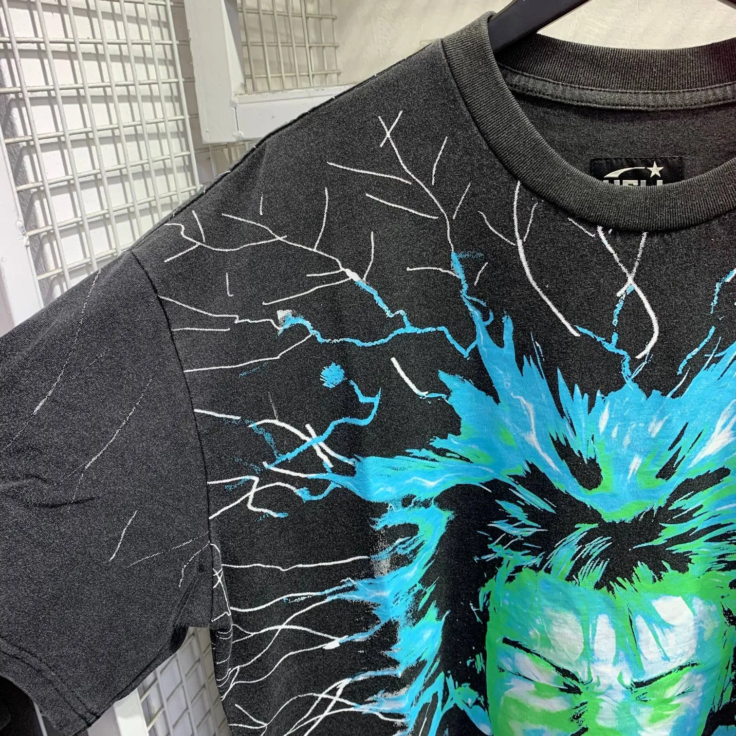 P146 Hellstar Studios Electric Kid Short Sleeve Tee Shirt Washed Black Short Sleeve T-shirt The new hot beauty trend Hellstar!  Standard beauty and trendy workmanship, original customization (fabric, pattern, printing, hang tag, main mark, etc.), exaggerated style, explosive style, dare to break through tradition, bring adventurous new fashion experience!  YoungBoy, the most popular rapper in the youth circle, has shot a lot of models for him, and celebrities such as Dababy and Swae Lee frequently get dressed!  color: Vintage Black (washed black) size: S, M, L, XL