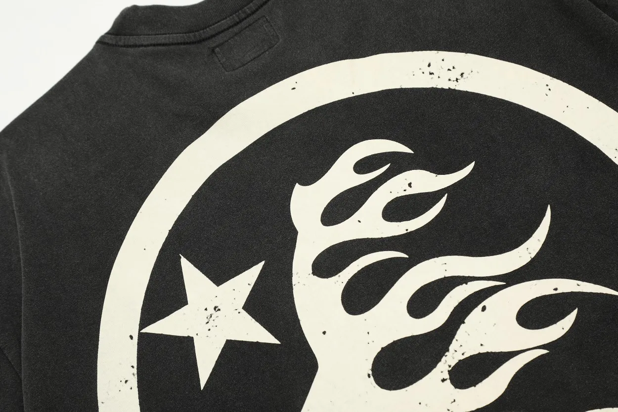 P126 Hellstar Studios Classic Logo Short Sleeve Tee Shirt Washed Black Short Sleeve T-shirt The new hot beauty trend Hellstar!  Standard beauty and trendy workmanship, original customization (fabric, pattern, printing, hang tag, main mark, etc.), exaggerated style, explosive style, dare to break through tradition, bring adventurous new fashion experience!  YoungBoy, the most popular rapper in the youth circle, has shot a lot of models for him, and celebrities such as Dababy and Swae Lee frequently get dressed!  color: Vintage Black (washed black) size: S, M, L, XL