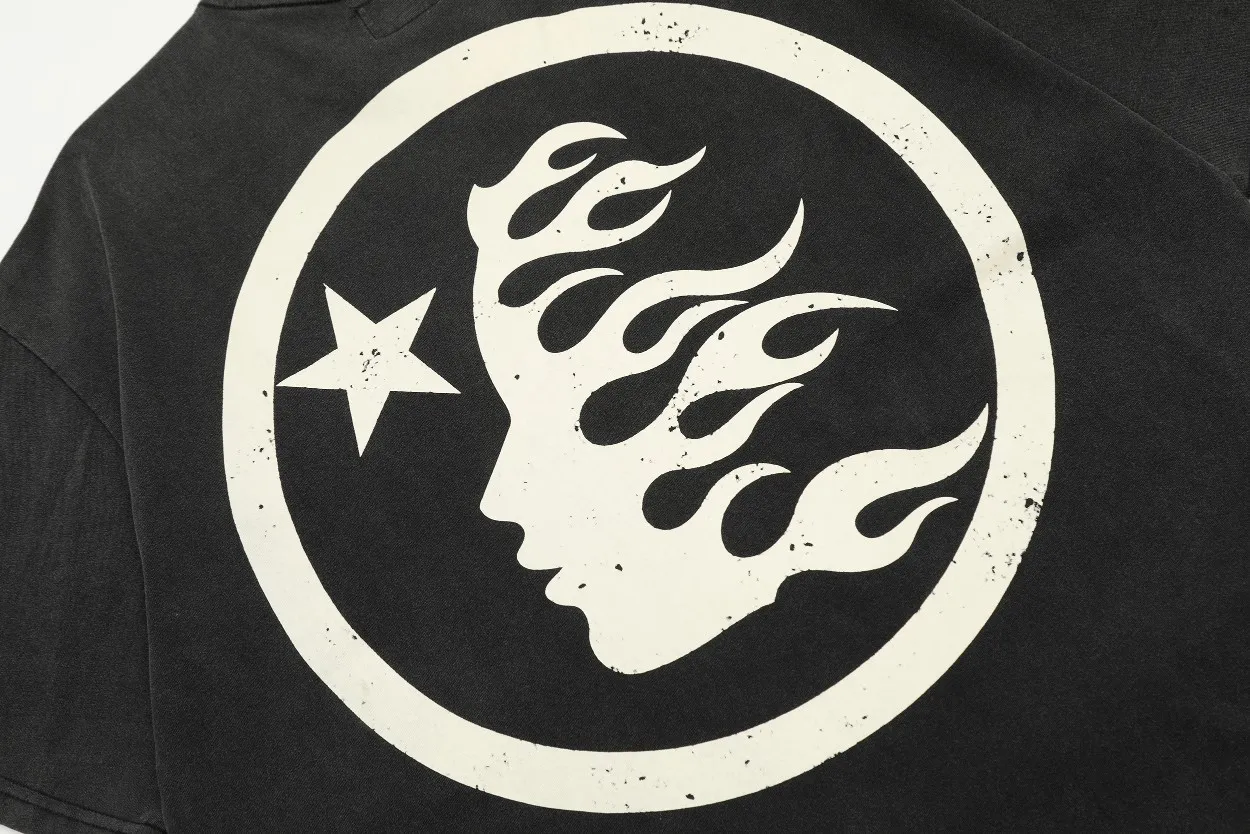 P126 Hellstar Studios Classic Logo Short Sleeve Tee Shirt Washed Black Short Sleeve T-shirt The new hot beauty trend Hellstar!  Standard beauty and trendy workmanship, original customization (fabric, pattern, printing, hang tag, main mark, etc.), exaggerated style, explosive style, dare to break through tradition, bring adventurous new fashion experience!  YoungBoy, the most popular rapper in the youth circle, has shot a lot of models for him, and celebrities such as Dababy and Swae Lee frequently get dressed!  color: Vintage Black (washed black) size: S, M, L, XL