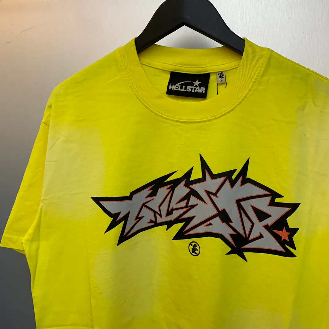 P126 Hellstar Studios Short Sleeve Tee Shirt Spray Horse T-shirt Short Sleeve The new hot beauty trend Hellstar!  Standard beauty and trendy workmanship, original customization (fabric, pattern, printing, hang tag, main mark, etc.), exaggerated style, explosive style, dare to break through tradition, bring adventurous new fashion experience!   YoungBoy, the most popular rapper in the youth circle, has shot a lot of models for him, and celebrities such as Dababy and Swae Lee frequently get dressed!  color: yellow, green, red Size: S, M, L, XL