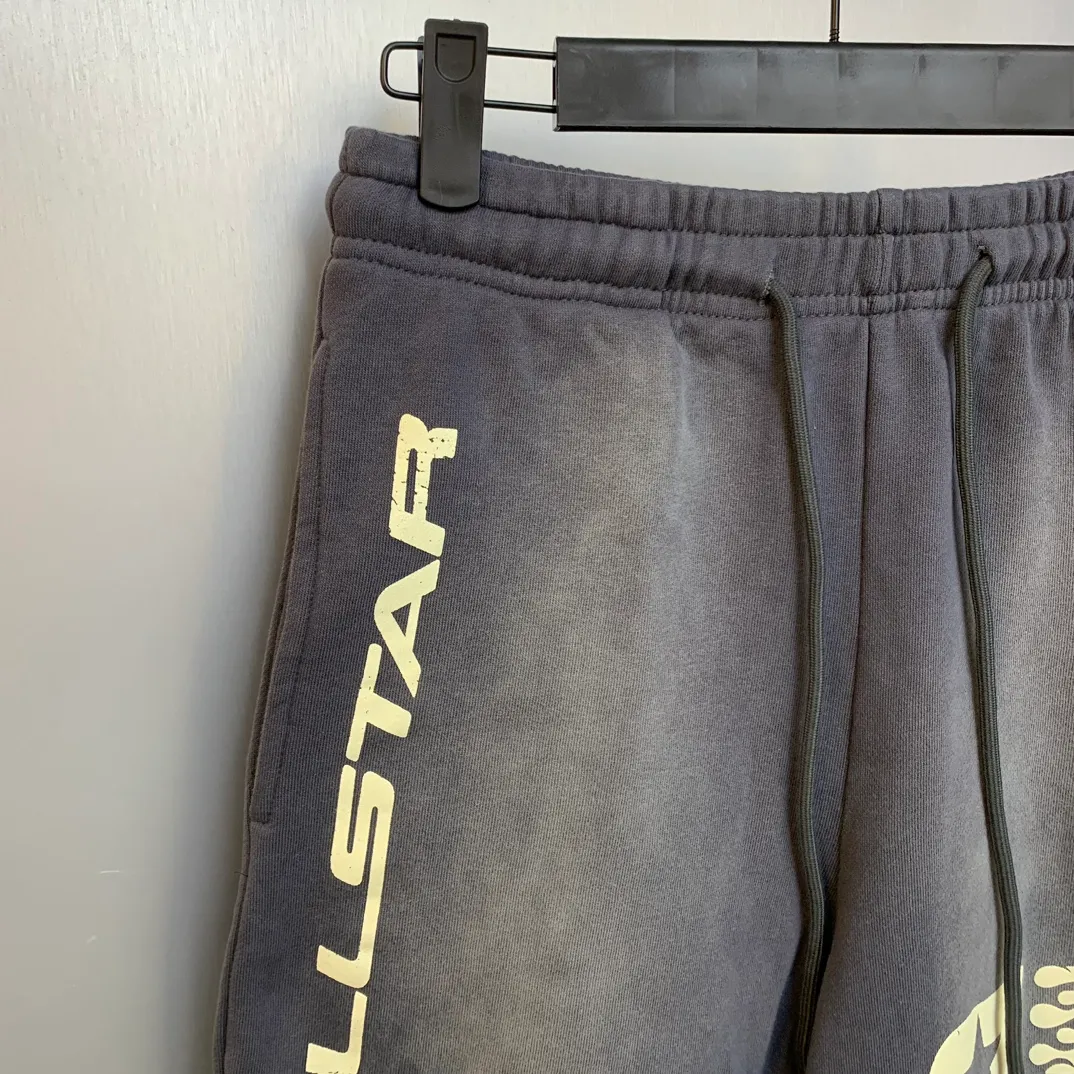 P150 HELLSTAR STUDIOS SHORTS Spray Ma Liu washed distressed cotton shorts, the new hot beauty trend Hellstar!  Standard beauty and trendy workmanship, original customization (fabric, pattern, printing, hang tag, main mark, etc.), exaggerated style, explosive style, dare to break through tradition, bring adventurous new fashion experience!   YoungBoy, the most popular rapper in the youth circle, has shot a lot of models for him, and celebrities such as Dababy and Swae Lee frequently get dressed!  color: GRAY Size: S, M, L, XL