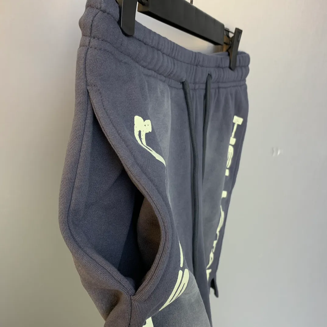 P150 HELLSTAR STUDIOS SHORTS Spray Ma Liu washed distressed cotton shorts, the new hot beauty trend Hellstar!  Standard beauty and trendy workmanship, original customization (fabric, pattern, printing, hang tag, main mark, etc.), exaggerated style, explosive style, dare to break through tradition, bring adventurous new fashion experience!   YoungBoy, the most popular rapper in the youth circle, has shot a lot of models for him, and celebrities such as Dababy and Swae Lee frequently get dressed!  color: GRAY Size: S, M, L, XL