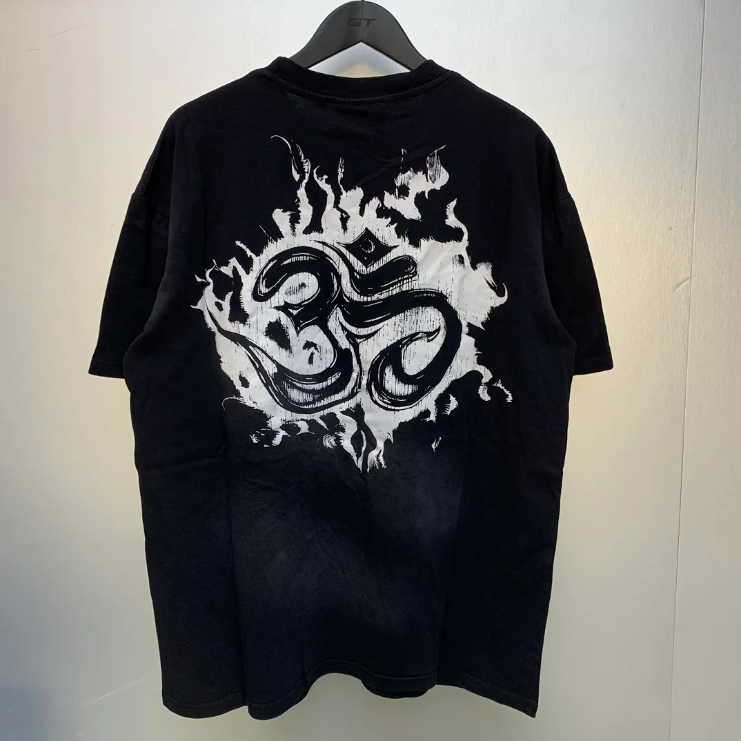 P126 INNER PEACE T-SHIRT HELLSTAR European and American trendy brand high-quality short-sleeved T-shirt, the new hot American trend Hellstar!  Standard beauty and trendy workmanship, original customization (fabric, pattern, printing, hang tag, main mark, etc.), exaggerated style, explosive style, dare to break through tradition, bring adventurous new fashion experience!   YoungBoy, the most popular rapper in the youth circle, has shot a lot of models for him, and celebrities such as Dababy and Swae Lee frequently get dressed!  color: black Size: S, M, L, XL