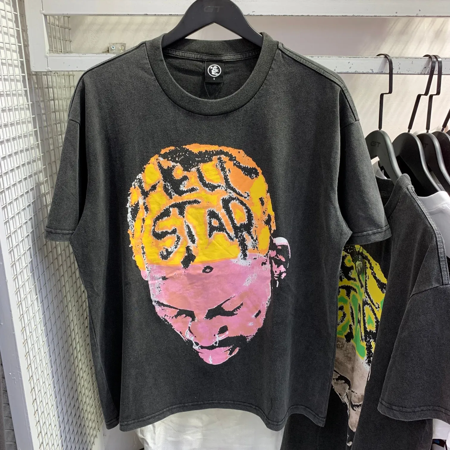 P134 Hellstar Rodman Tee short-sleeved T-shirt The new hot trendy Hellstar! Standard beauty and trendy workmanship, original customization (fabric, pattern, printing, hang tag, main mark, etc.), exaggerated style, explosive style, dare to break through tradition, bring adventurous new fashion experience!   YoungBoy, the most popular rapper in the youth circle, has shot a lot of models for him, and celebrities such as Dababy and Swae Lee frequently get dressed!   color: Vintage Black (washed black) size: S, M, L, XL