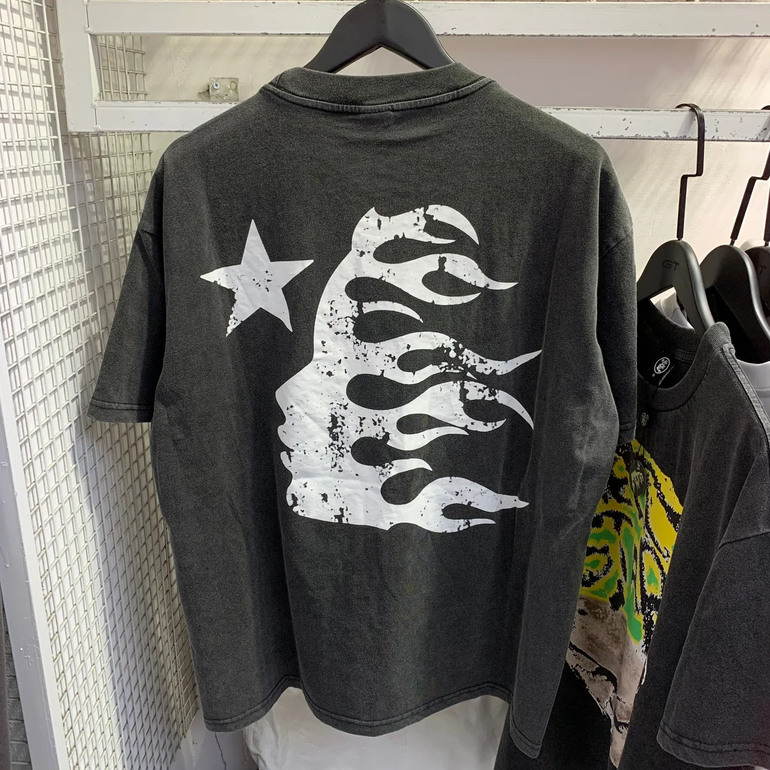 P134 Hellstar Rodman Tee short-sleeved T-shirt The new hot trendy Hellstar! Standard beauty and trendy workmanship, original customization (fabric, pattern, printing, hang tag, main mark, etc.), exaggerated style, explosive style, dare to break through tradition, bring adventurous new fashion experience!   YoungBoy, the most popular rapper in the youth circle, has shot a lot of models for him, and celebrities such as Dababy and Swae Lee frequently get dressed!   color: Vintage Black (washed black) size: S, M, L, XL