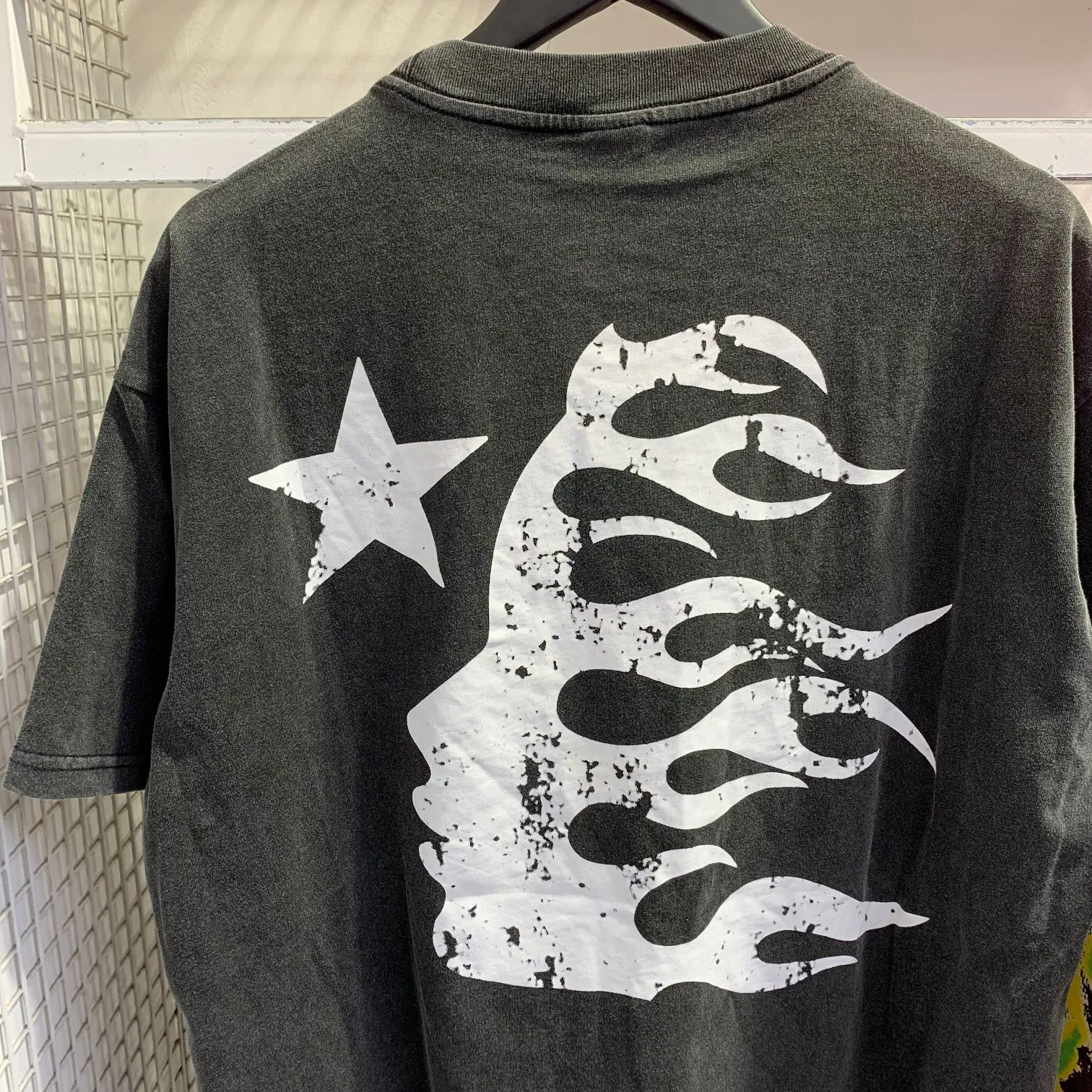 P134 Hellstar Rodman Tee short-sleeved T-shirt The new hot trendy Hellstar! Standard beauty and trendy workmanship, original customization (fabric, pattern, printing, hang tag, main mark, etc.), exaggerated style, explosive style, dare to break through tradition, bring adventurous new fashion experience!   YoungBoy, the most popular rapper in the youth circle, has shot a lot of models for him, and celebrities such as Dababy and Swae Lee frequently get dressed!   color: Vintage Black (washed black) size: S, M, L, XL