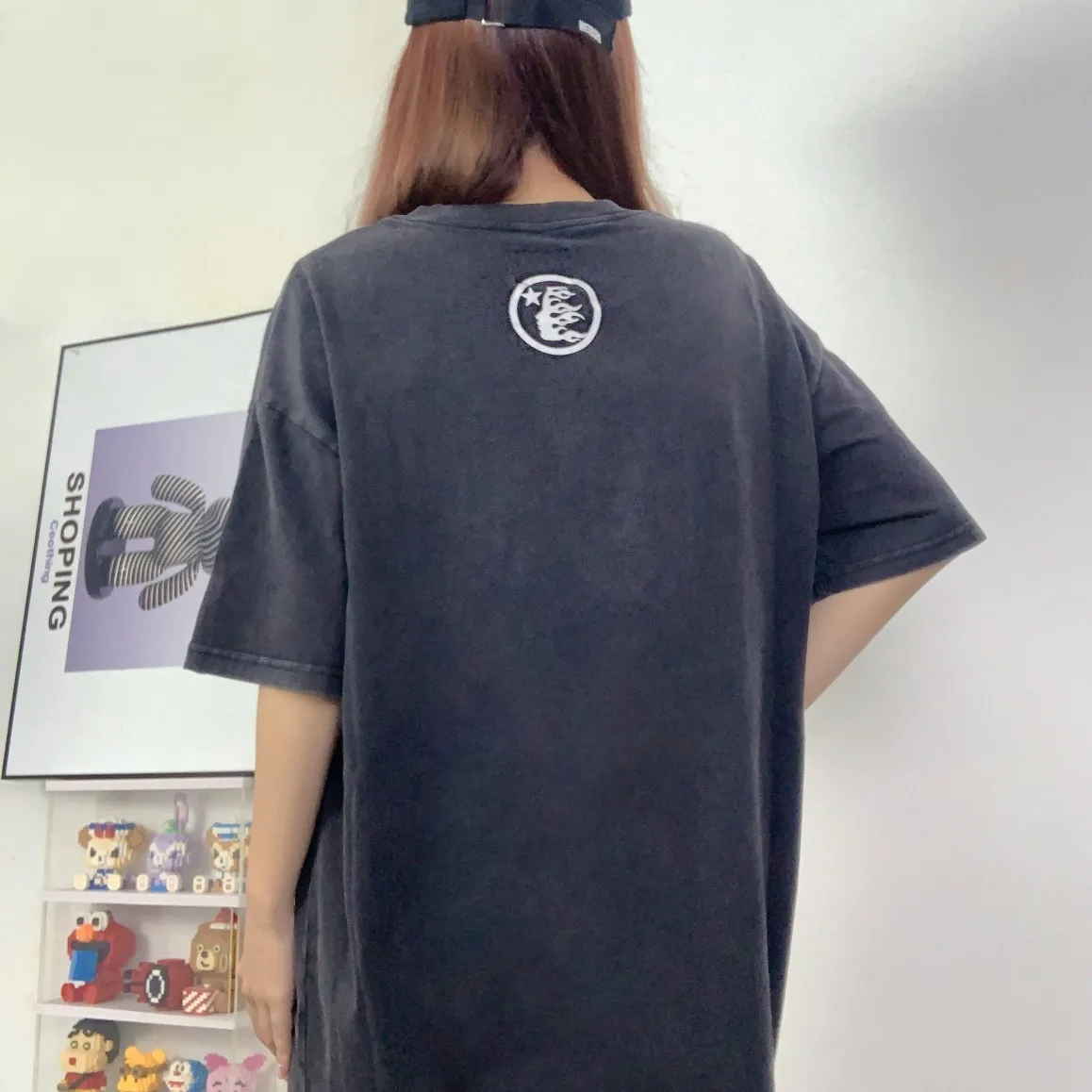 P134 Hellstar Eyeball T-Shirt Short-sleeved T-shirt The new hot beauty trend Hellstar! Standard beauty and trendy workmanship, original customization (fabric, pattern, printing, hang tag, main mark, etc.), exaggerated style, explosive style, dare to break through tradition, bring adventurous new fashion experience!   YoungBoy, the most popular rapper in the youth circle, has shot a lot of models for him, and celebrities such as Dababy and Swae Lee frequently get dressed!   color: Vintage Black (washed black) size: S, M, L, XL
