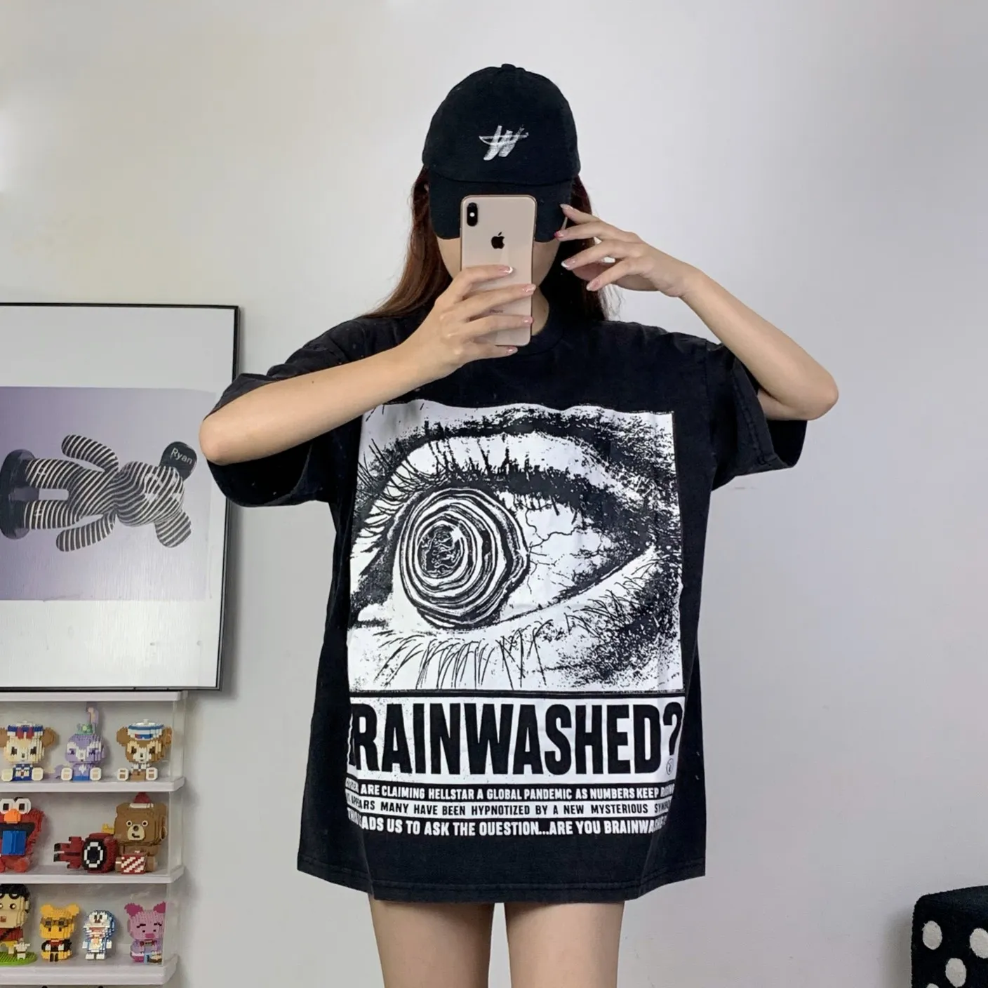 P134 Hellstar Eyeball T-Shirt Short-sleeved T-shirt The new hot beauty trend Hellstar! Standard beauty and trendy workmanship, original customization (fabric, pattern, printing, hang tag, main mark, etc.), exaggerated style, explosive style, dare to break through tradition, bring adventurous new fashion experience!   YoungBoy, the most popular rapper in the youth circle, has shot a lot of models for him, and celebrities such as Dababy and Swae Lee frequently get dressed!   color: Vintage Black (washed black) size: S, M, L, XL