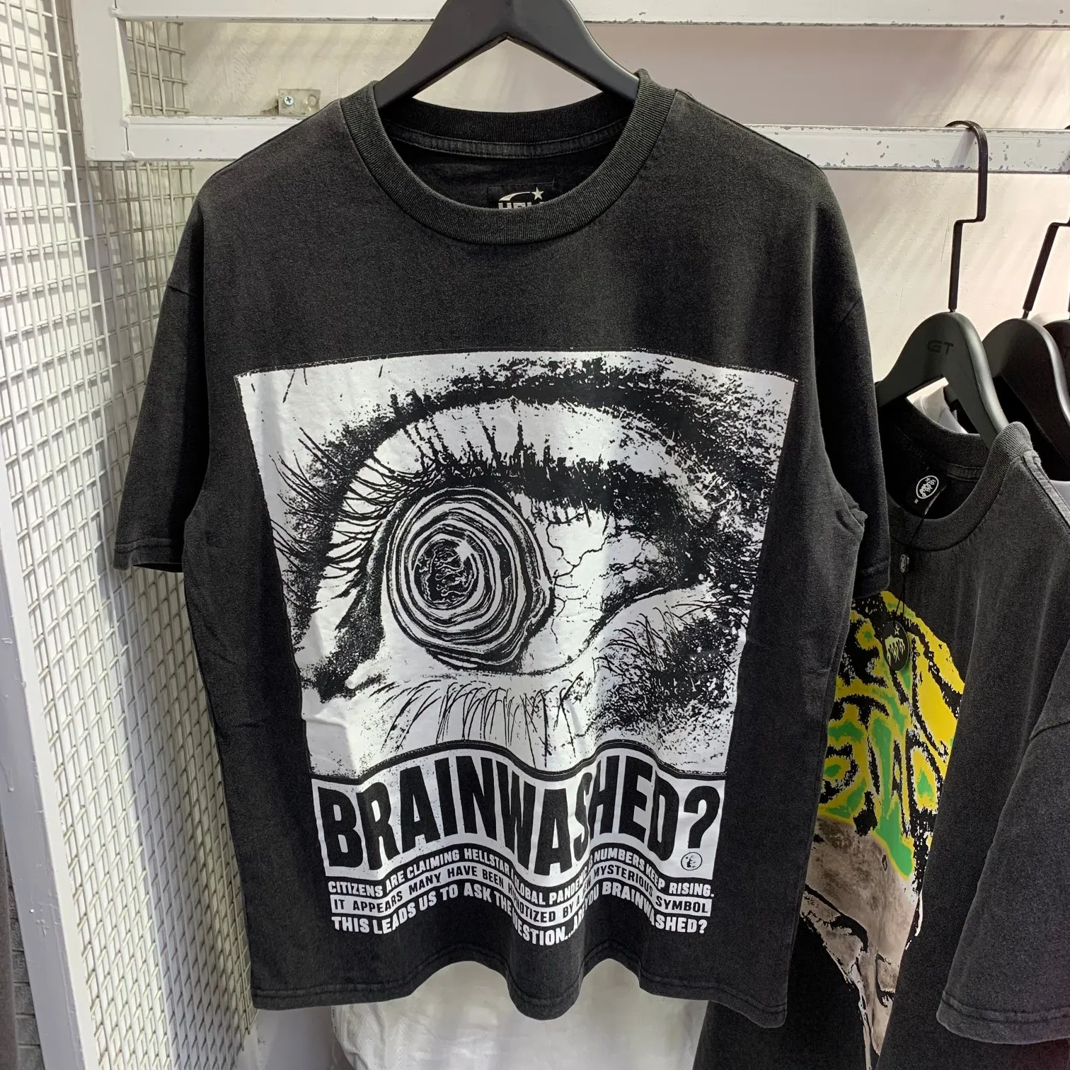 P134 Hellstar Eyeball T-Shirt Short-sleeved T-shirt The new hot beauty trend Hellstar! Standard beauty and trendy workmanship, original customization (fabric, pattern, printing, hang tag, main mark, etc.), exaggerated style, explosive style, dare to break through tradition, bring adventurous new fashion experience!   YoungBoy, the most popular rapper in the youth circle, has shot a lot of models for him, and celebrities such as Dababy and Swae Lee frequently get dressed!   color: Vintage Black (washed black) size: S, M, L, XL
