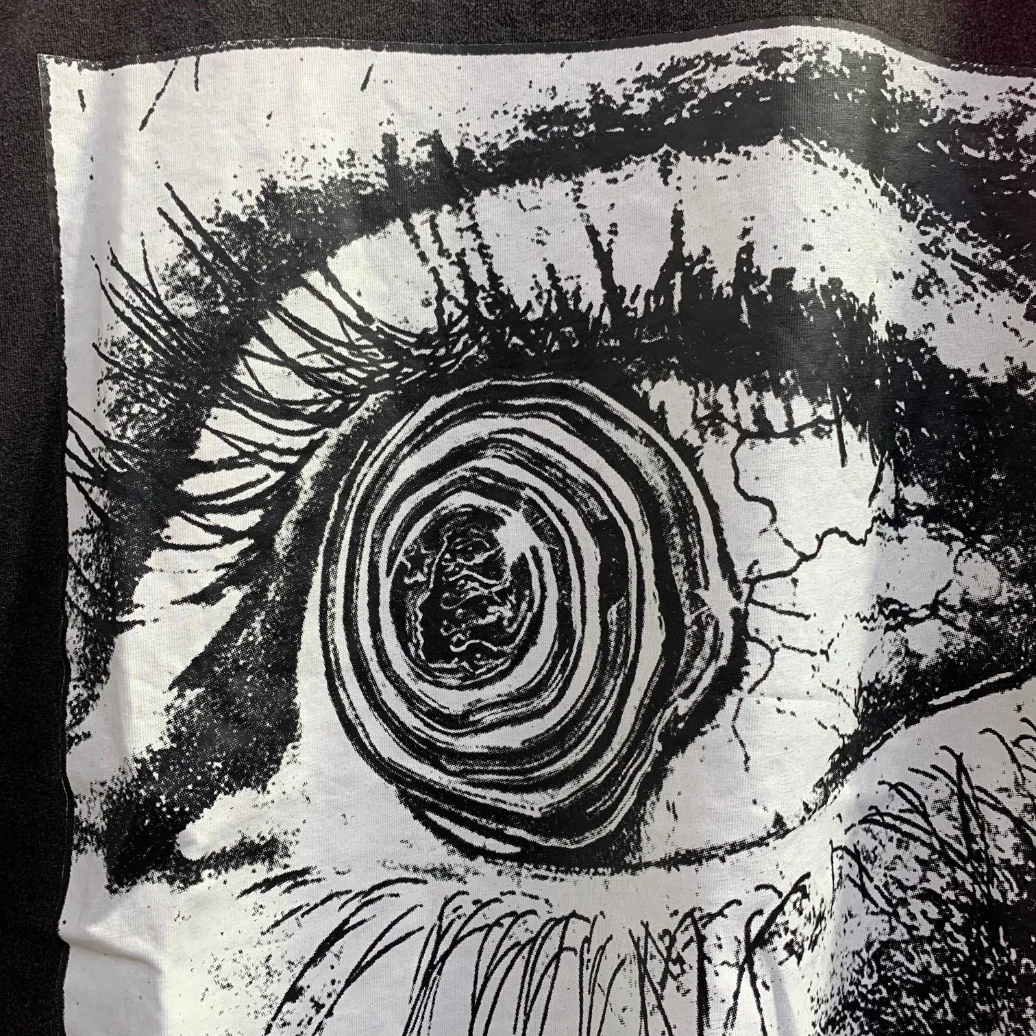 P134 Hellstar Eyeball T-Shirt Short-sleeved T-shirt The new hot beauty trend Hellstar! Standard beauty and trendy workmanship, original customization (fabric, pattern, printing, hang tag, main mark, etc.), exaggerated style, explosive style, dare to break through tradition, bring adventurous new fashion experience!   YoungBoy, the most popular rapper in the youth circle, has shot a lot of models for him, and celebrities such as Dababy and Swae Lee frequently get dressed!   color: Vintage Black (washed black) size: S, M, L, XL