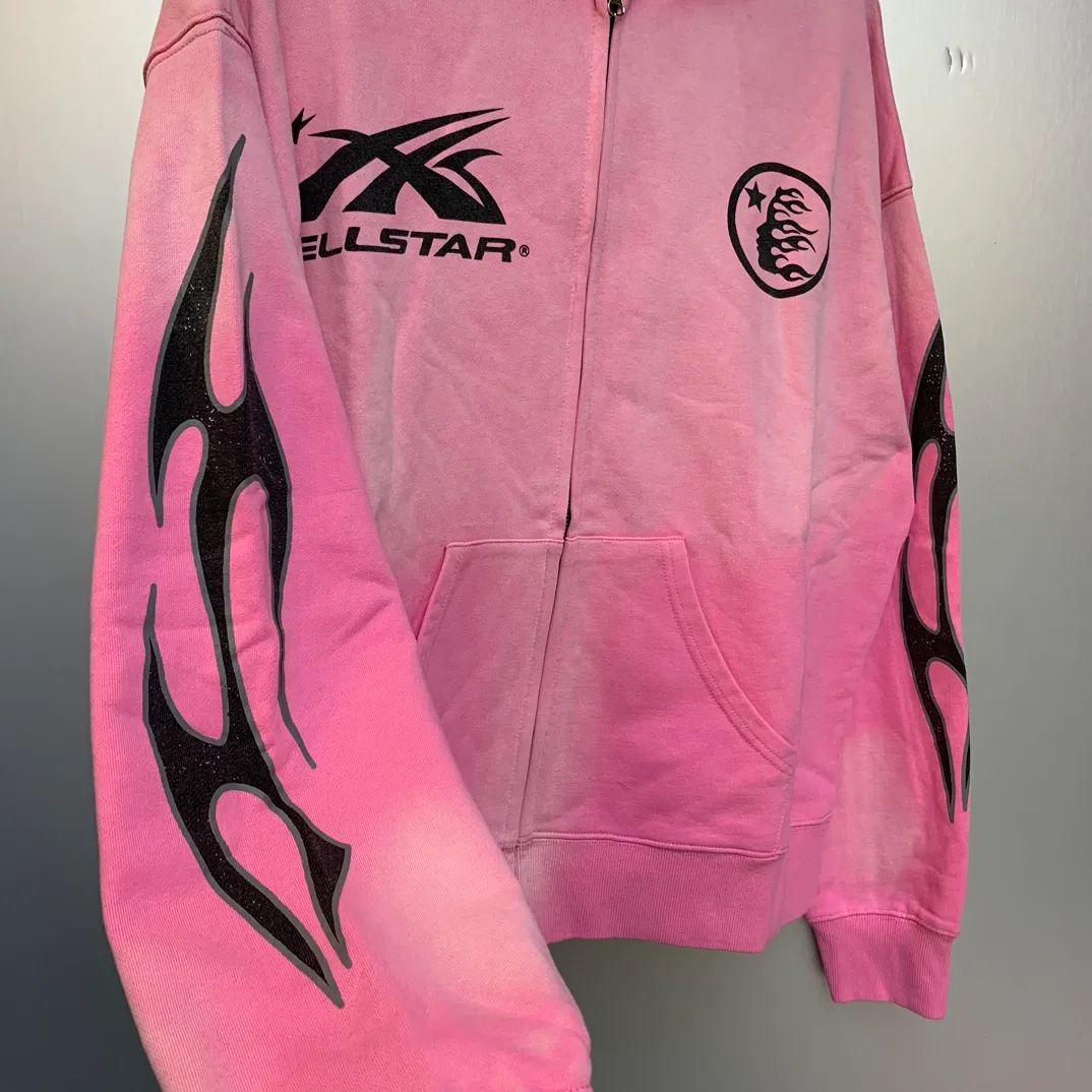 P240 HELLSTAR STUDIOS ZIP HOODIE American fashion classic logo printed washed hoodie sweatshirt cardigan jacket Newly popular American fashion Hellstar!  Standard beauty and trendy workmanship, original customization (fabric, pattern, printing, hang tag, main mark, etc.), exaggerated style, explosive style, dare to break through tradition, bring adventurous new fashion experience!   YoungBoy, the most popular rapper in the youth circle, has shot a lot of models for him, and celebrities such as Dababy and Swae Lee frequently get dressed!  color: pink Size: S, M, L, XL