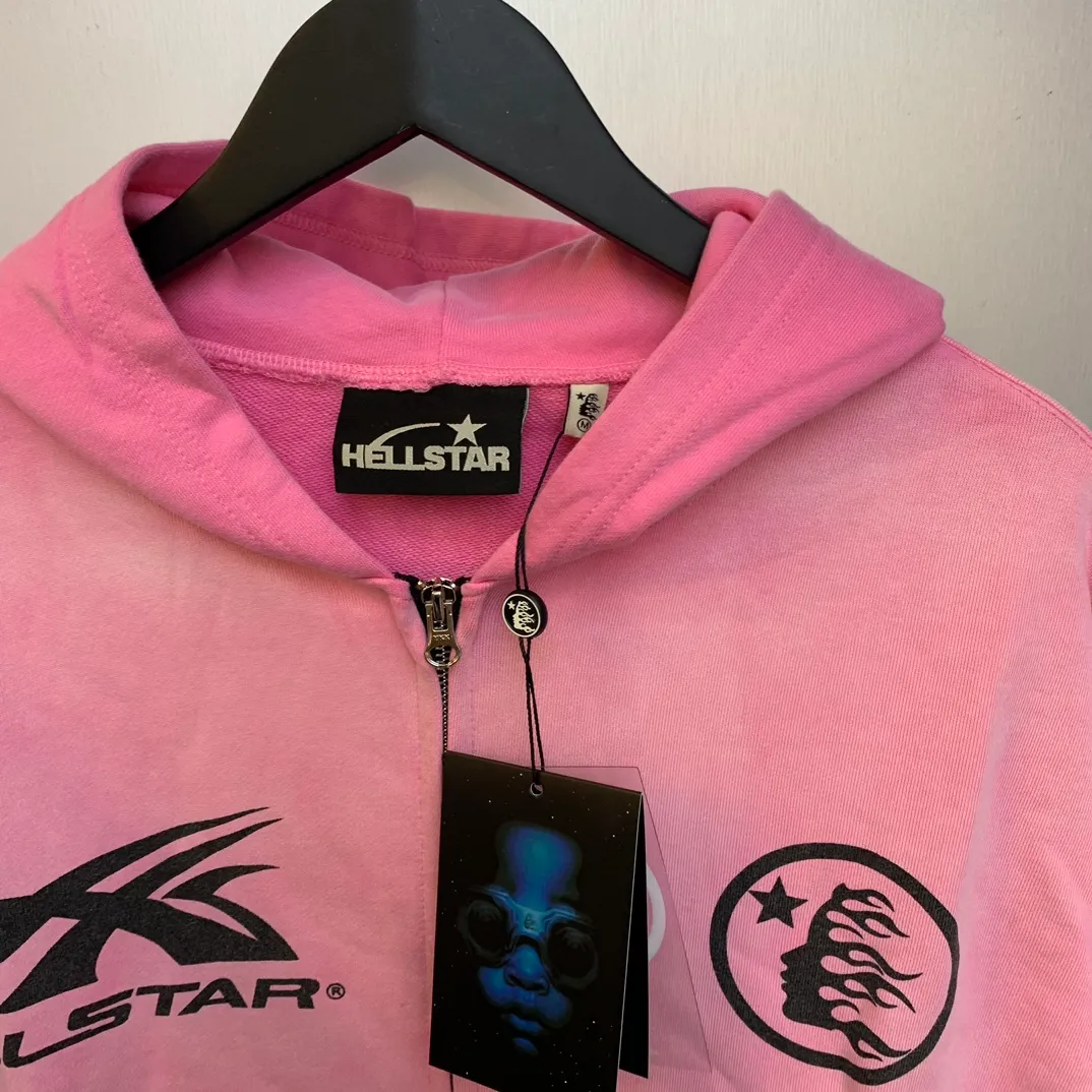 P240 HELLSTAR STUDIOS ZIP HOODIE American fashion classic logo printed washed hoodie sweatshirt cardigan jacket Newly popular American fashion Hellstar!  Standard beauty and trendy workmanship, original customization (fabric, pattern, printing, hang tag, main mark, etc.), exaggerated style, explosive style, dare to break through tradition, bring adventurous new fashion experience!   YoungBoy, the most popular rapper in the youth circle, has shot a lot of models for him, and celebrities such as Dababy and Swae Lee frequently get dressed!  color: pink Size: S, M, L, XL