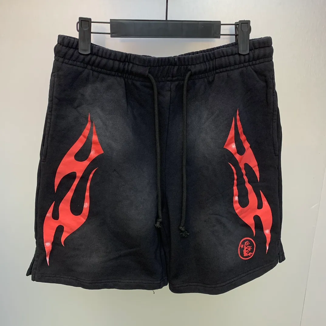 P150 7-color FLAME SHORTS Hellstar high-quality spray-on shorts, the new hot beauty trend Hellstar!  Standard beauty and trendy workmanship, original customization (fabric, pattern, printing, hang tag, main mark, etc.), exaggerated style, explosive style, dare to break through tradition, bring adventurous new fashion experience!   YoungBoy, the most popular rapper in the youth circle, has shot a lot of models for him, and celebrities such as Dababy and Swae Lee frequently get dressed!  Color: WHITE, Black red, Black green, Purple, Blue, Gray, Yellow Size: S, M, L, XL
