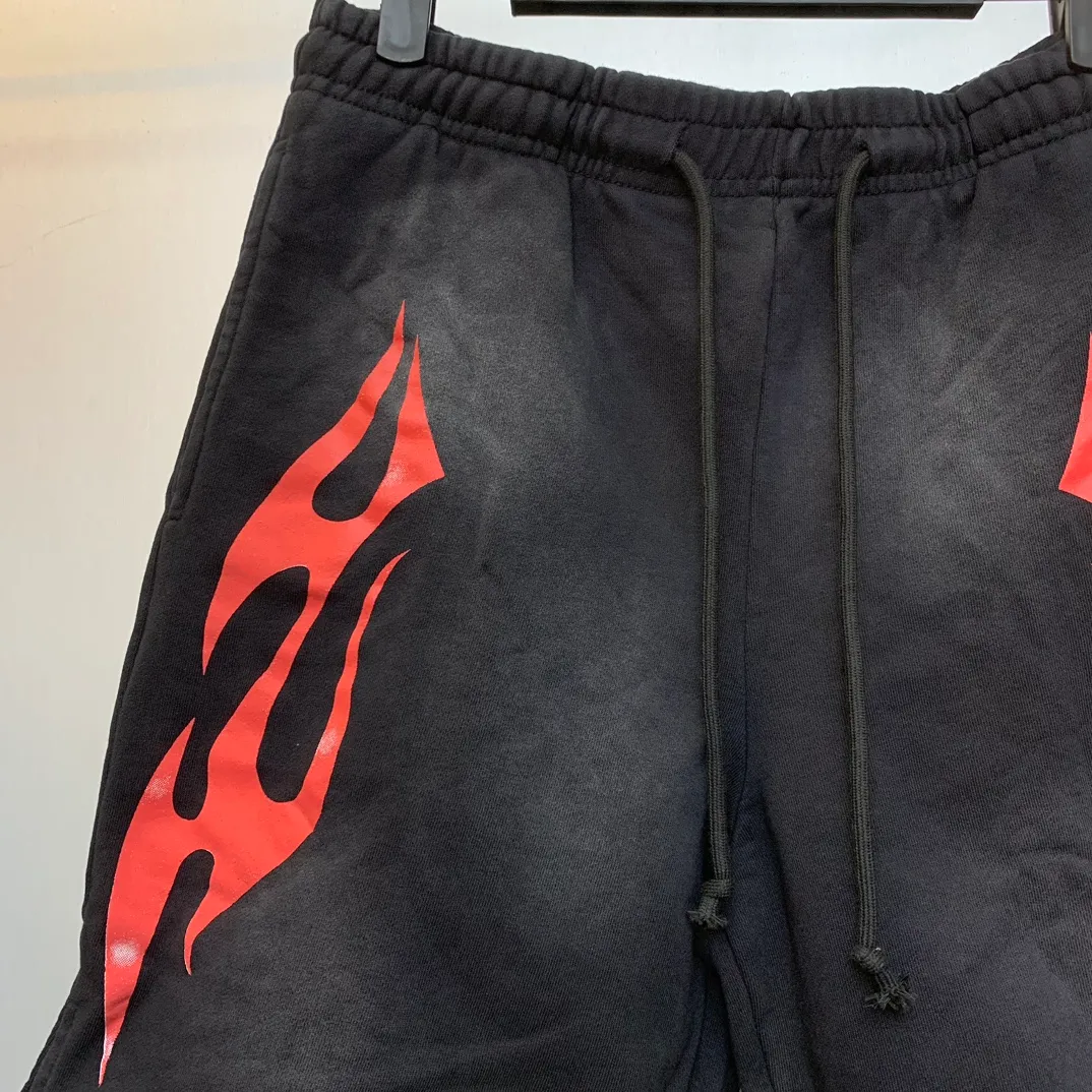 P150 7-color FLAME SHORTS Hellstar high-quality spray-on shorts, the new hot beauty trend Hellstar!  Standard beauty and trendy workmanship, original customization (fabric, pattern, printing, hang tag, main mark, etc.), exaggerated style, explosive style, dare to break through tradition, bring adventurous new fashion experience!   YoungBoy, the most popular rapper in the youth circle, has shot a lot of models for him, and celebrities such as Dababy and Swae Lee frequently get dressed!  Color: WHITE, Black red, Black green, Purple, Blue, Gray, Yellow Size: S, M, L, XL