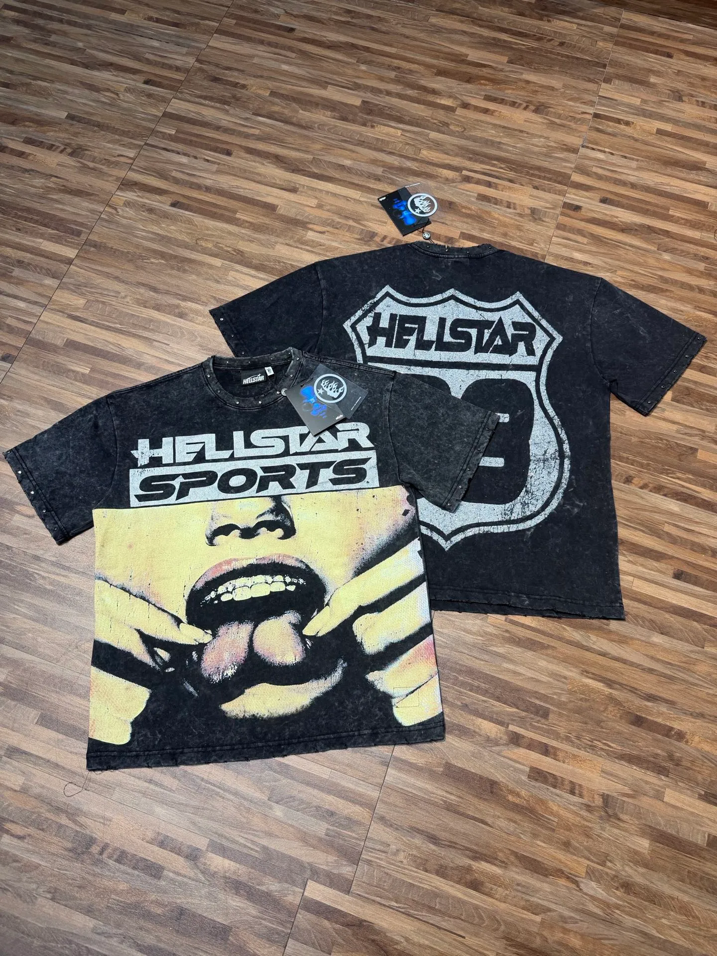 P134 Hellstar/Hell Star (actual shot) Craftsmanship: Washed retro whole piece worn + handmade gun beads + high-definition digital cross-border European and American style street brand pure cotton T-shirt Fabric (fabric): 32 pieces of 250g washed and combed double yarn pure cotton Size (size): S-M- L- X L Color (colour): Washed black