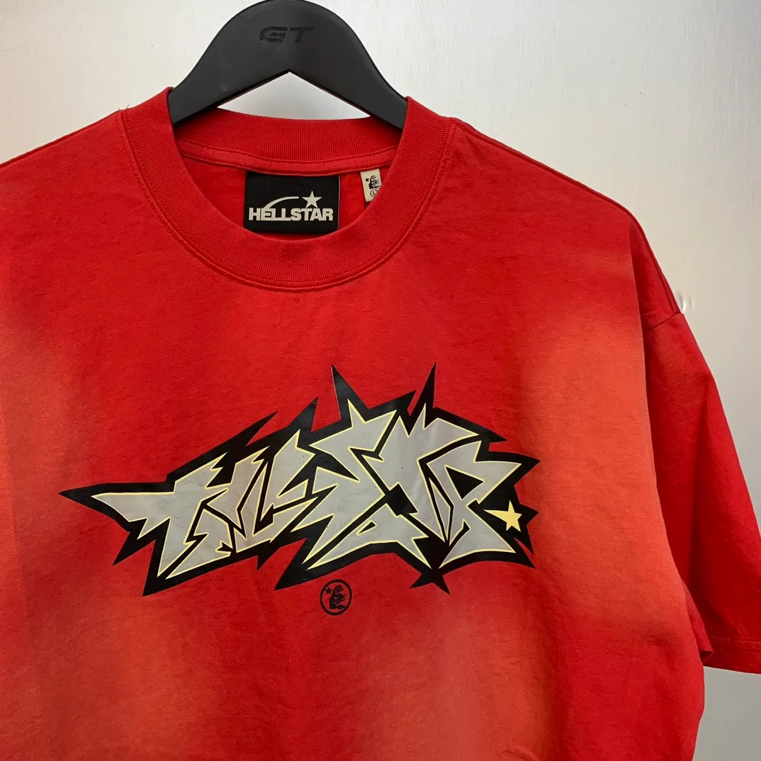 P126 Hellstar Studios Short Sleeve Tee Shirt Spray Horse T-shirt Short Sleeve The new hot beauty trend Hellstar!  Standard beauty and trendy workmanship, original customization (fabric, pattern, printing, hang tag, main mark, etc.), exaggerated style, explosive style, dare to break through tradition, bring adventurous new fashion experience!   YoungBoy, the most popular rapper in the youth circle, has shot a lot of models for him, and celebrities such as Dababy and Swae Lee frequently get dressed!  color: yellow, green, red Size: S, M, L, XL