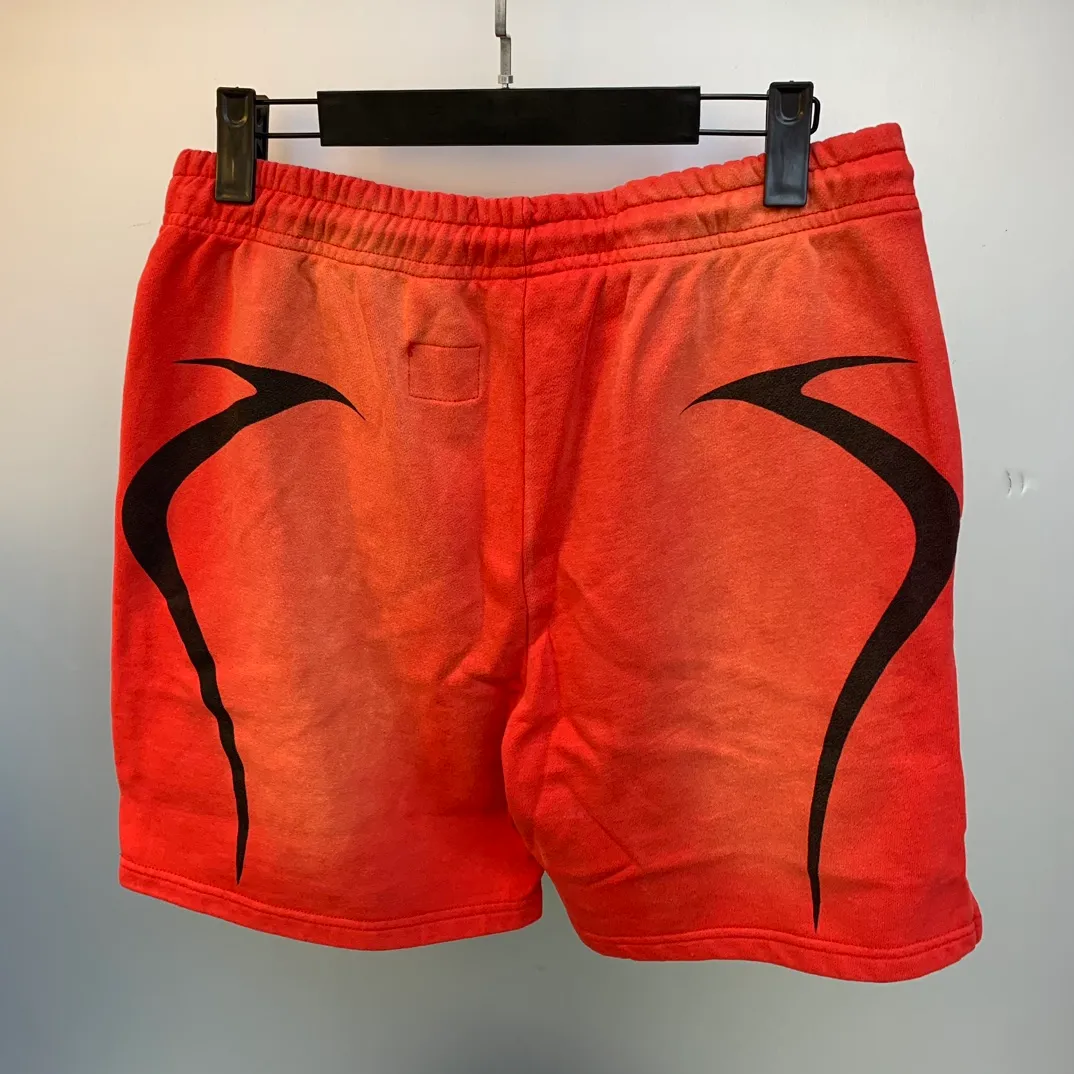 P150 Hellstar WARM UP SHORTS high-quality spray-on horse shorts, the new hot beauty trend Hellstar!  Standard beauty and trendy workmanship, original customization (fabric, pattern, printing, hang tag, main mark, etc.), exaggerated style, explosive style, dare to break through tradition, bring adventurous new fashion experience!   YoungBoy, the most popular rapper in the youth circle, has shot a lot of models for him, and celebrities such as Dababy and Swae Lee frequently get dressed!  Color: WHITE, RED, GREEN, Darkest Navy, BLACK Size: S, M, L, XL