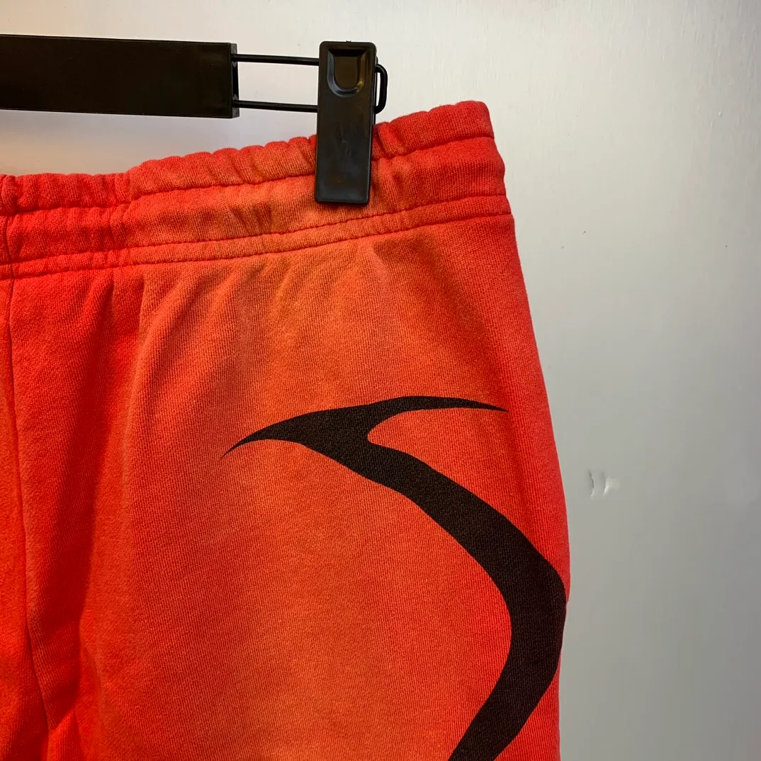 P150 Hellstar WARM UP SHORTS high-quality spray-on horse shorts, the new hot beauty trend Hellstar!  Standard beauty and trendy workmanship, original customization (fabric, pattern, printing, hang tag, main mark, etc.), exaggerated style, explosive style, dare to break through tradition, bring adventurous new fashion experience!   YoungBoy, the most popular rapper in the youth circle, has shot a lot of models for him, and celebrities such as Dababy and Swae Lee frequently get dressed!  Color: WHITE, RED, GREEN, Darkest Navy, BLACK Size: S, M, L, XL