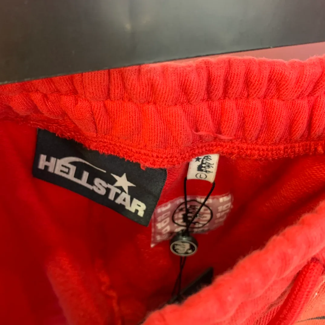P150 Hellstar WARM UP SHORTS high-quality spray-on horse shorts, the new hot beauty trend Hellstar!  Standard beauty and trendy workmanship, original customization (fabric, pattern, printing, hang tag, main mark, etc.), exaggerated style, explosive style, dare to break through tradition, bring adventurous new fashion experience!   YoungBoy, the most popular rapper in the youth circle, has shot a lot of models for him, and celebrities such as Dababy and Swae Lee frequently get dressed!  Color: WHITE, RED, GREEN, Darkest Navy, BLACK Size: S, M, L, XL