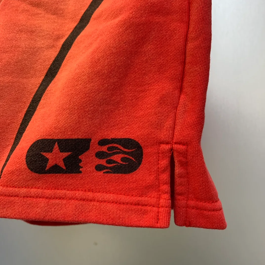 P150 Hellstar WARM UP SHORTS high-quality spray-on horse shorts, the new hot beauty trend Hellstar!  Standard beauty and trendy workmanship, original customization (fabric, pattern, printing, hang tag, main mark, etc.), exaggerated style, explosive style, dare to break through tradition, bring adventurous new fashion experience!   YoungBoy, the most popular rapper in the youth circle, has shot a lot of models for him, and celebrities such as Dababy and Swae Lee frequently get dressed!  Color: WHITE, RED, GREEN, Darkest Navy, BLACK Size: S, M, L, XL