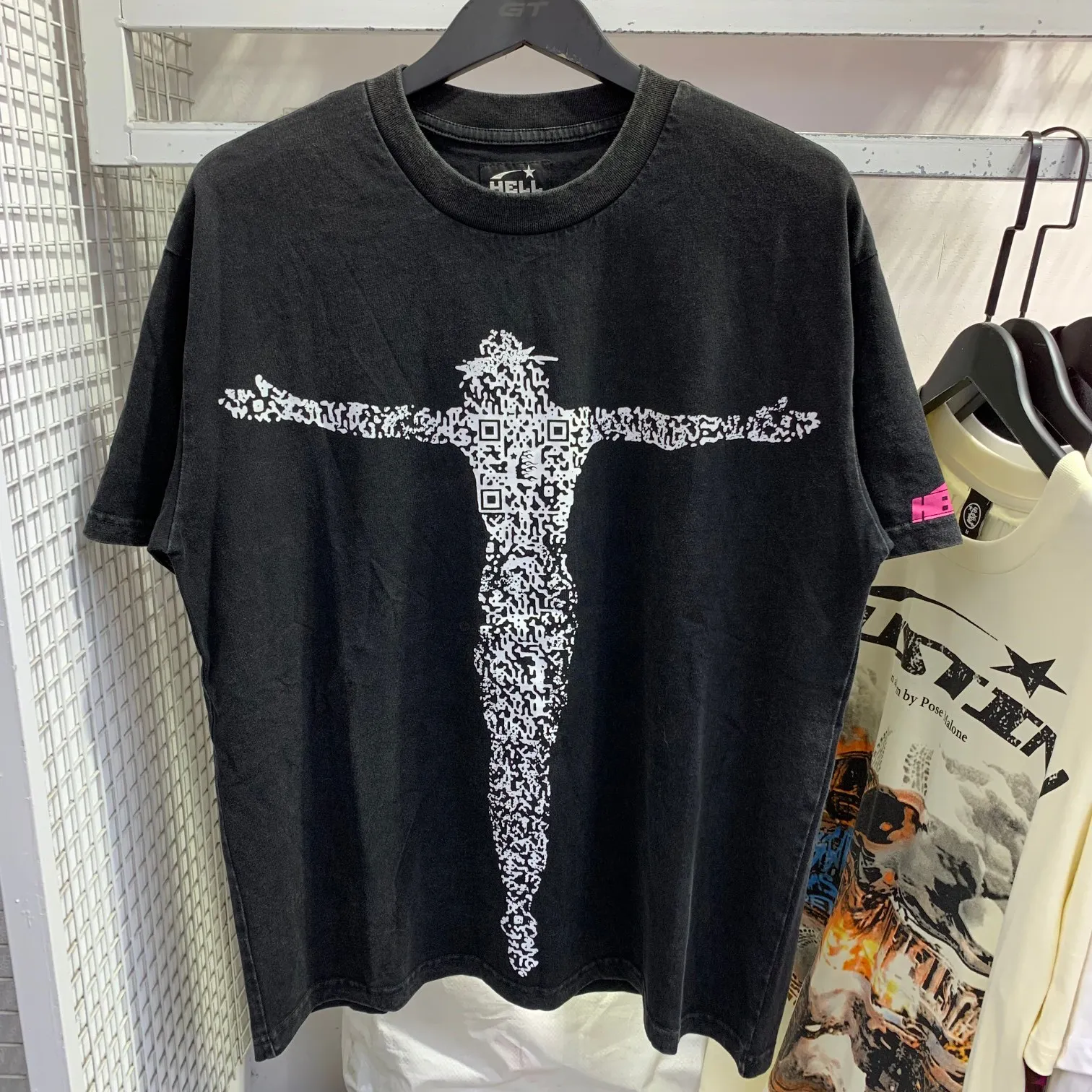 P126 Hellstar Studios QR Christ Short Sleeve Tee Shirt Washed Vintage Black Hellstar washed and distressed high-quality short-sleeved T-shirt The new hot beauty trend Hellstar! Standard beauty and trendy workmanship, original customization (fabric, pattern, printing, hang tag, main mark, etc.), exaggerated style, explosive style, dare to break through tradition, bring adventurous new fashion experience!  YoungBoy, the most popular rapper in the youth circle, has shot a lot of models for him, and celebrities such as Dababy and Swae Lee frequently get dressed!  color: Vintage Black (washed black) size: S, M, L, XL