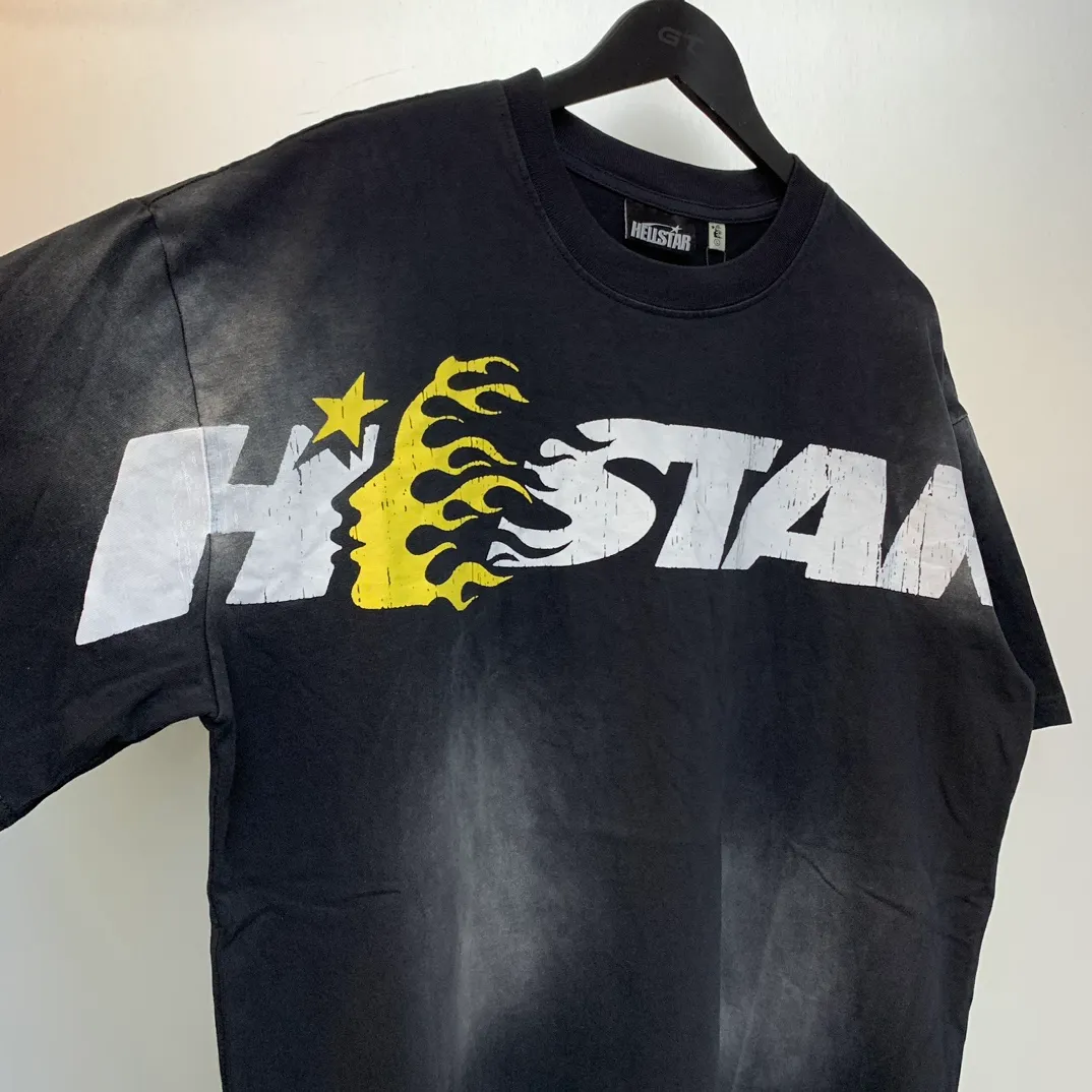 P126 HELLSTAR STUDIOS CARTOON LOGO T-SHIRT High-quality short-sleeved T-shirt, the new hot beauty trend Hellstar!  Standard beauty and trendy workmanship, original customization (fabric, pattern, printing, hang tag, main mark, etc.), exaggerated style, explosive style, dare to break through tradition, bring adventurous new fashion experience!   YoungBoy, the most popular rapper in the youth circle, has shot a lot of models for him, and celebrities such as Dababy and Swae Lee frequently get dressed!  color: black Size: S, M, L, XL