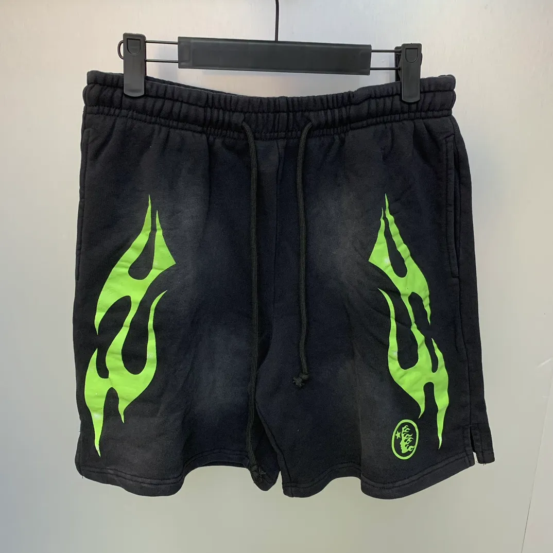 P150 7-color FLAME SHORTS Hellstar high-quality spray-on shorts, the new hot beauty trend Hellstar!  Standard beauty and trendy workmanship, original customization (fabric, pattern, printing, hang tag, main mark, etc.), exaggerated style, explosive style, dare to break through tradition, bring adventurous new fashion experience!  YoungBoy, the most popular rapper in the youth circle, has shot a lot of models for him, and celebrities such as Dababy and Swae Lee frequently get dressed!  Color: WHITE, Black red, Black green, Purple, Blue, Gray, Yellow Size: S, M, L, XL