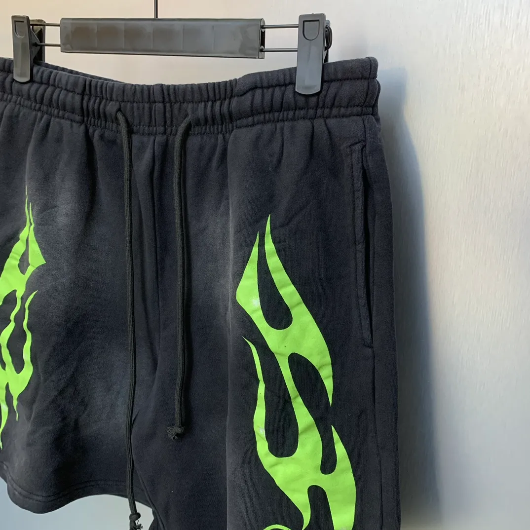 P150 7-color FLAME SHORTS Hellstar high-quality spray-on shorts, the new hot beauty trend Hellstar!  Standard beauty and trendy workmanship, original customization (fabric, pattern, printing, hang tag, main mark, etc.), exaggerated style, explosive style, dare to break through tradition, bring adventurous new fashion experience!  YoungBoy, the most popular rapper in the youth circle, has shot a lot of models for him, and celebrities such as Dababy and Swae Lee frequently get dressed!  Color: WHITE, Black red, Black green, Purple, Blue, Gray, Yellow Size: S, M, L, XL