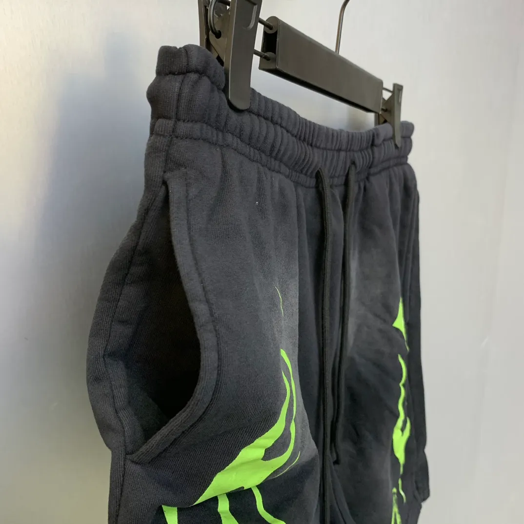 P150 7-color FLAME SHORTS Hellstar high-quality spray-on shorts, the new hot beauty trend Hellstar!  Standard beauty and trendy workmanship, original customization (fabric, pattern, printing, hang tag, main mark, etc.), exaggerated style, explosive style, dare to break through tradition, bring adventurous new fashion experience!  YoungBoy, the most popular rapper in the youth circle, has shot a lot of models for him, and celebrities such as Dababy and Swae Lee frequently get dressed!  Color: WHITE, Black red, Black green, Purple, Blue, Gray, Yellow Size: S, M, L, XL