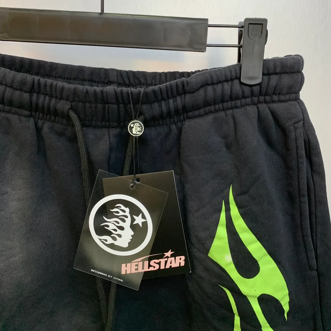 P150 7-color FLAME SHORTS Hellstar high-quality spray-on shorts, the new hot beauty trend Hellstar!  Standard beauty and trendy workmanship, original customization (fabric, pattern, printing, hang tag, main mark, etc.), exaggerated style, explosive style, dare to break through tradition, bring adventurous new fashion experience!  YoungBoy, the most popular rapper in the youth circle, has shot a lot of models for him, and celebrities such as Dababy and Swae Lee frequently get dressed!  Color: WHITE, Black red, Black green, Purple, Blue, Gray, Yellow Size: S, M, L, XL