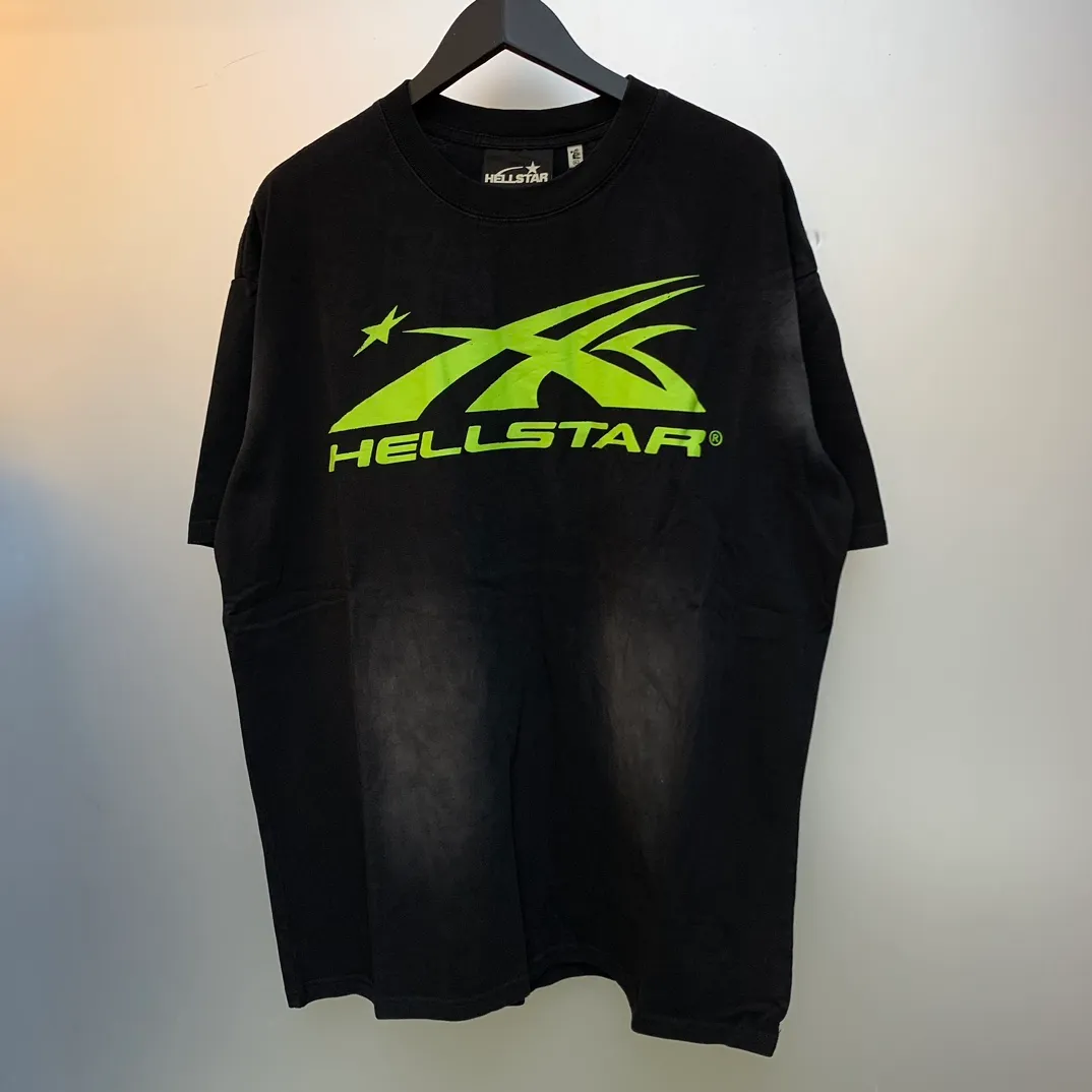 P126 HELLSTAR SPORTS CORE LOGO GEL T-SHIRT washed and distressed sprayed horse short-sleeved T-shirt. The new hot beauty trend Hellstar!  Standard beauty and trendy workmanship, original customization (fabric, pattern, printing, hang tag, main mark, etc.), exaggerated style, explosive style, dare to break through tradition, bring adventurous new fashion experience!   YoungBoy, the most popular rapper in the youth circle, has shot a lot of models for him, and celebrities such as Dababy and Swae Lee frequently get dressed!  color: black Size: S, M, L, XL