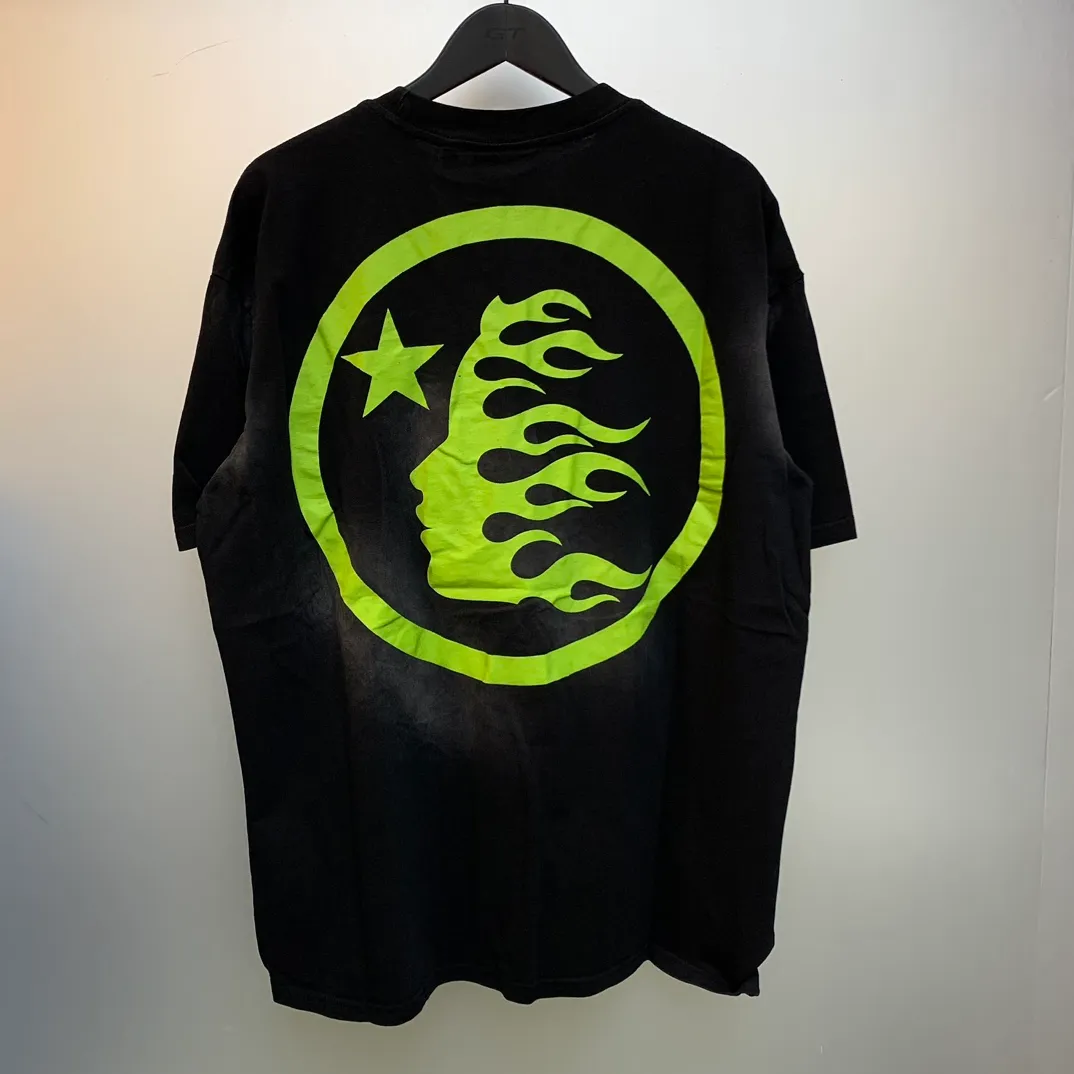 P126 HELLSTAR SPORTS CORE LOGO GEL T-SHIRT washed and distressed sprayed horse short-sleeved T-shirt. The new hot beauty trend Hellstar!  Standard beauty and trendy workmanship, original customization (fabric, pattern, printing, hang tag, main mark, etc.), exaggerated style, explosive style, dare to break through tradition, bring adventurous new fashion experience!   YoungBoy, the most popular rapper in the youth circle, has shot a lot of models for him, and celebrities such as Dababy and Swae Lee frequently get dressed!  color: black Size: S, M, L, XL