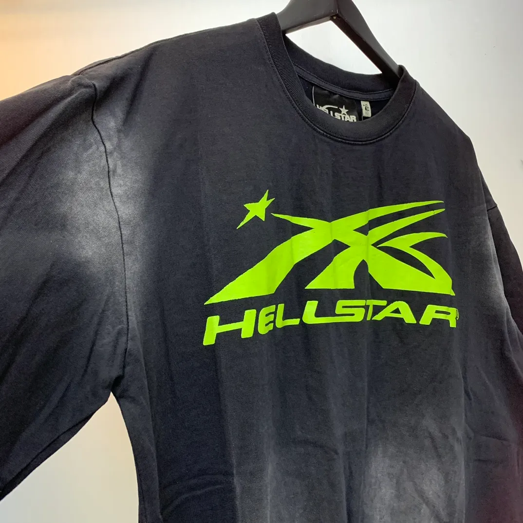 P126 HELLSTAR SPORTS CORE LOGO GEL T-SHIRT washed and distressed sprayed horse short-sleeved T-shirt. The new hot beauty trend Hellstar!  Standard beauty and trendy workmanship, original customization (fabric, pattern, printing, hang tag, main mark, etc.), exaggerated style, explosive style, dare to break through tradition, bring adventurous new fashion experience!   YoungBoy, the most popular rapper in the youth circle, has shot a lot of models for him, and celebrities such as Dababy and Swae Lee frequently get dressed!  color: black Size: S, M, L, XL