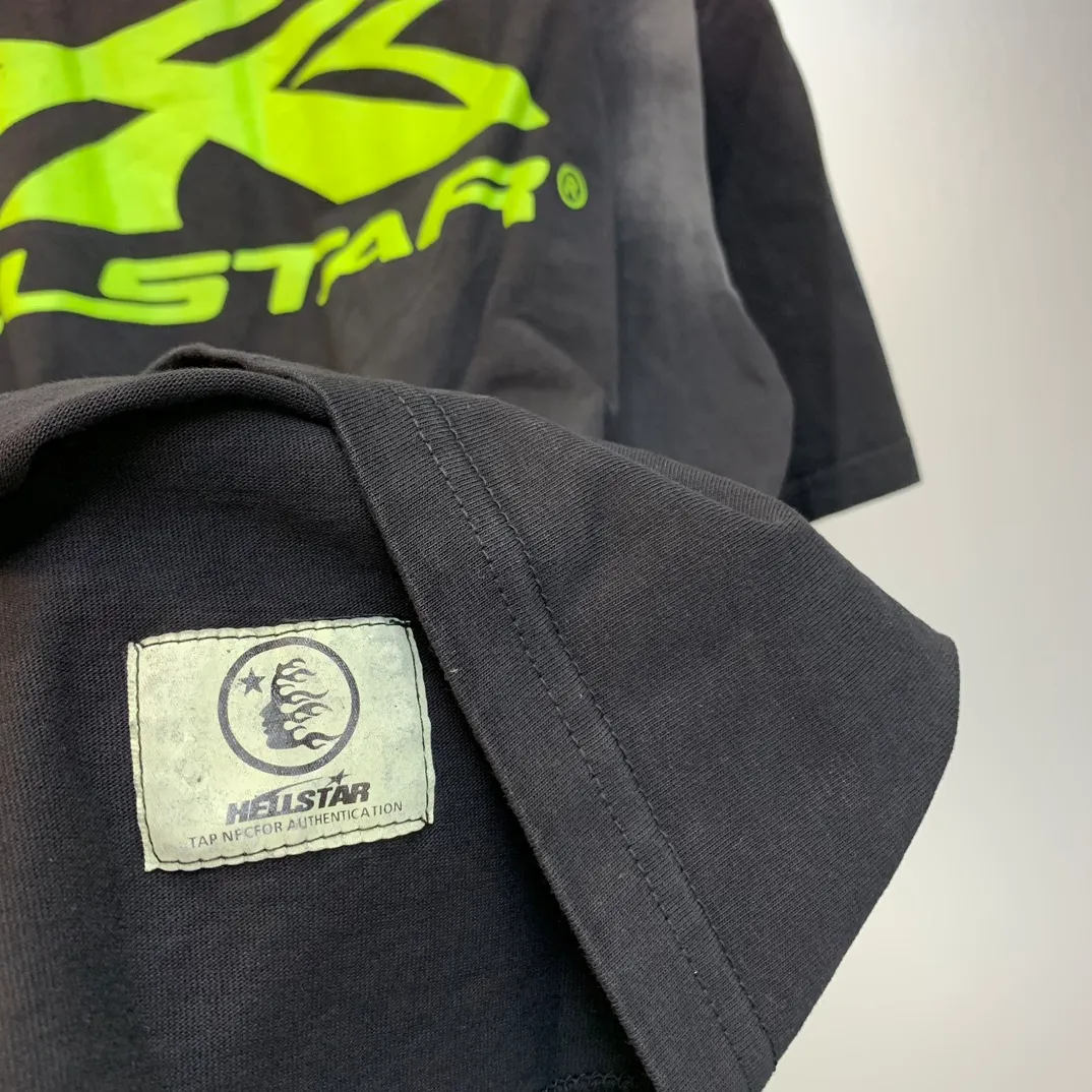 P126 HELLSTAR SPORTS CORE LOGO GEL T-SHIRT washed and distressed sprayed horse short-sleeved T-shirt. The new hot beauty trend Hellstar!  Standard beauty and trendy workmanship, original customization (fabric, pattern, printing, hang tag, main mark, etc.), exaggerated style, explosive style, dare to break through tradition, bring adventurous new fashion experience!   YoungBoy, the most popular rapper in the youth circle, has shot a lot of models for him, and celebrities such as Dababy and Swae Lee frequently get dressed!  color: black Size: S, M, L, XL