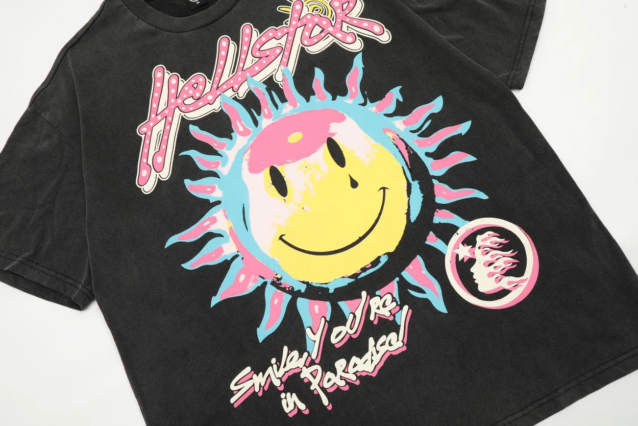 P134 Hellstar Studios Sun Short Sleeve Tee Shirt Black Short Sleeve T-shirt The new hot beauty trend Hellstar! Standard beauty and trendy workmanship, original customization (fabric, pattern, printing, hang tag, main mark, etc.), exaggerated style, explosive style, dare to break through tradition, bring adventurous new fashion experience!   YoungBoy, the most popular rapper in the youth circle, has shot a lot of models for him, and celebrities such as Dababy and Swae Lee frequently get dressed!   color: Vintage Black (washed black) size: S, M, L, XL